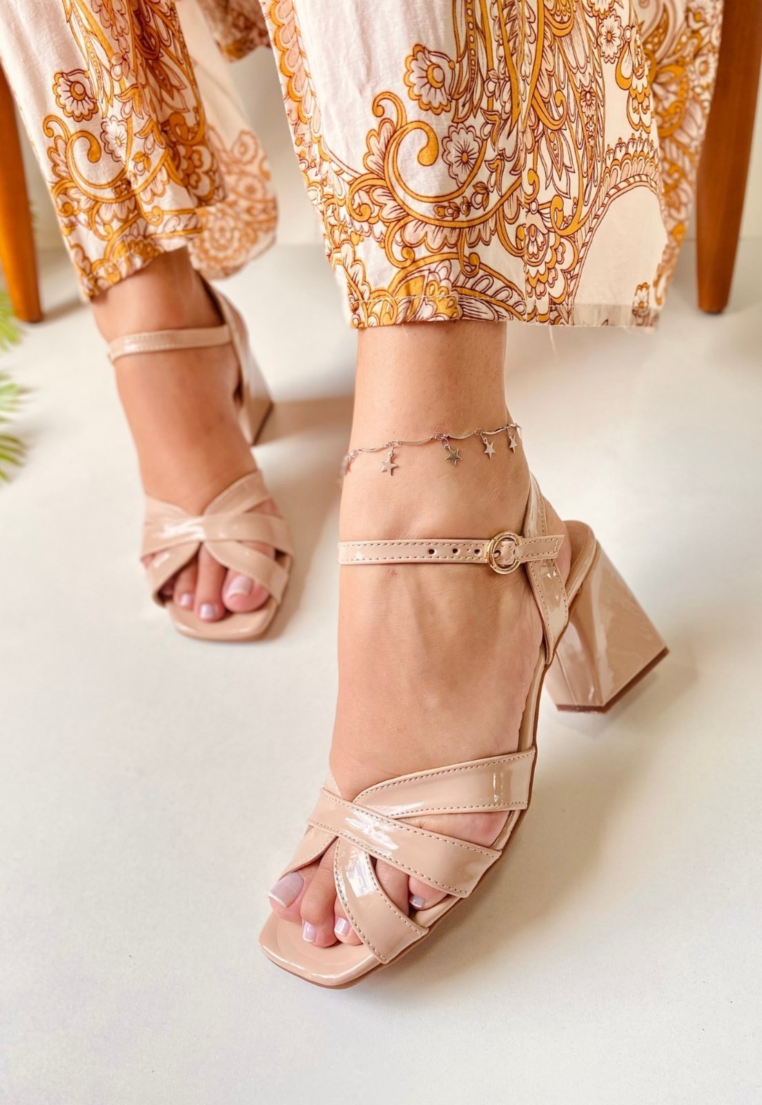 Imagem principal Sandália Salto Geométrico Feminina Atalia Shoes Verniz Amêndoa Aranha Tendência 2025 Atalia Shoes bege/nude