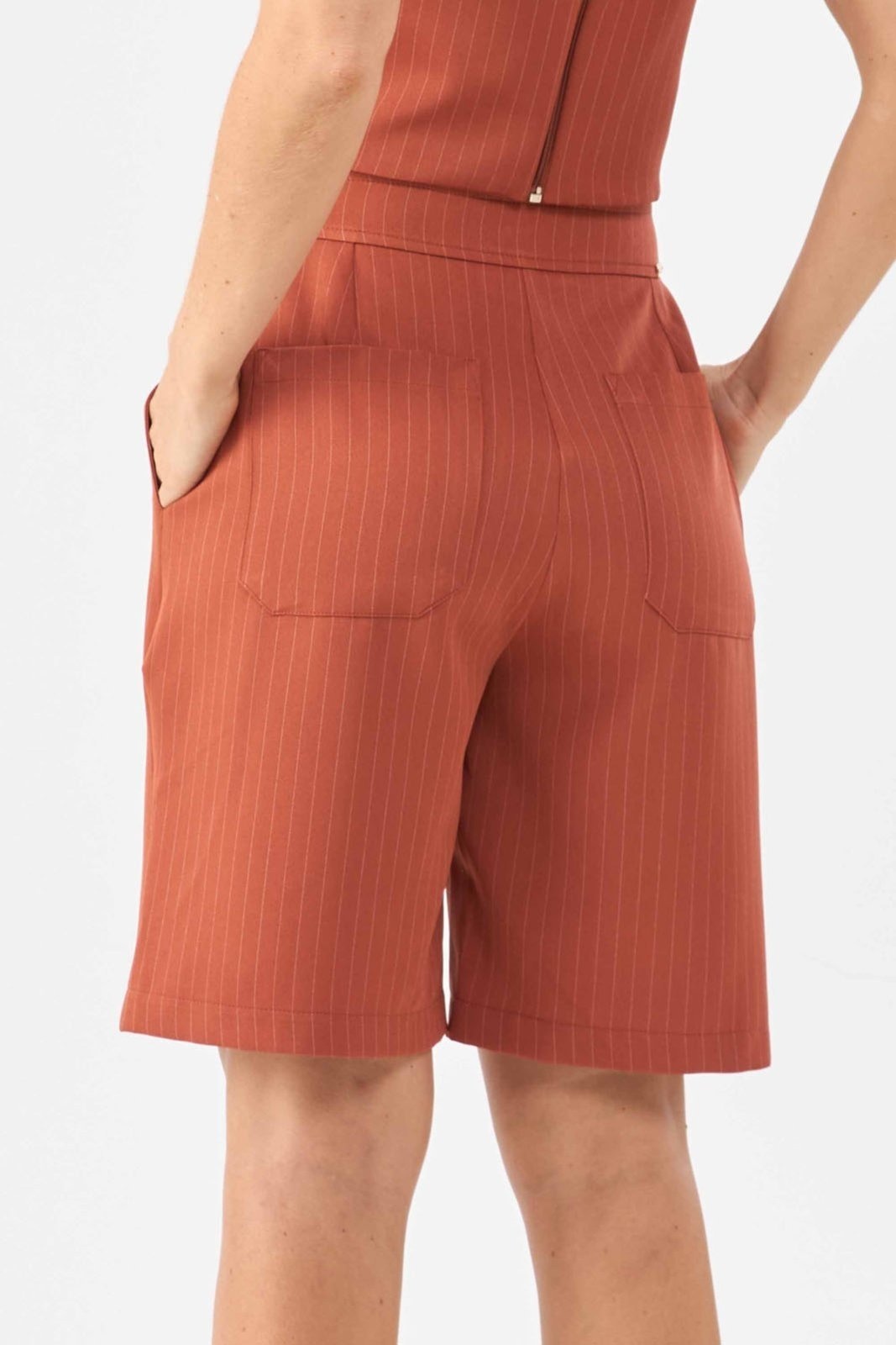 Imagem principal Bermuda PKS Alfaiataria Risca Giz Terracota PKS caramelo