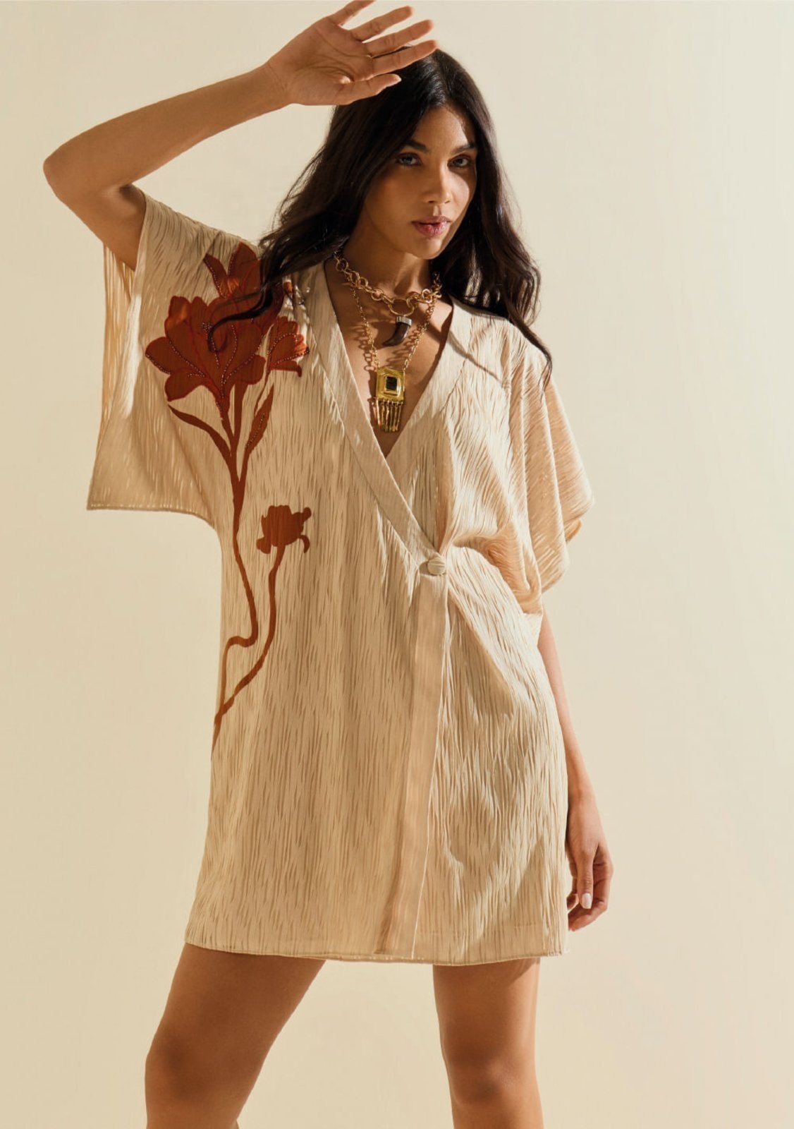 Imagem principal Vestido Morena Rosa Solto Decote V Manga Curta Curto Bege Morena Rosa bege rosa