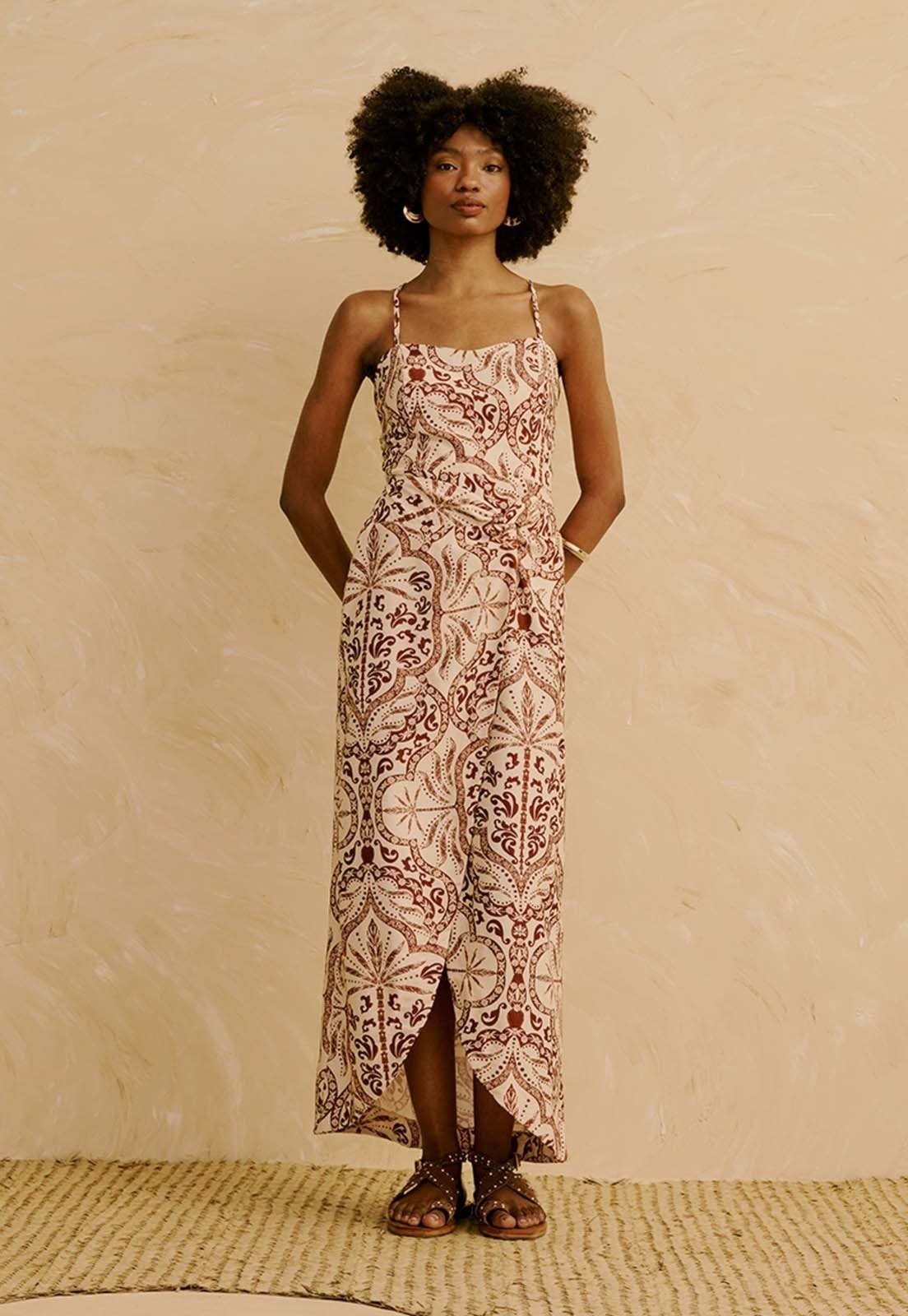 Imagem principal Vestido Midi com Saia Transpassada Estampado Palmas Del Sol CaCay marrom