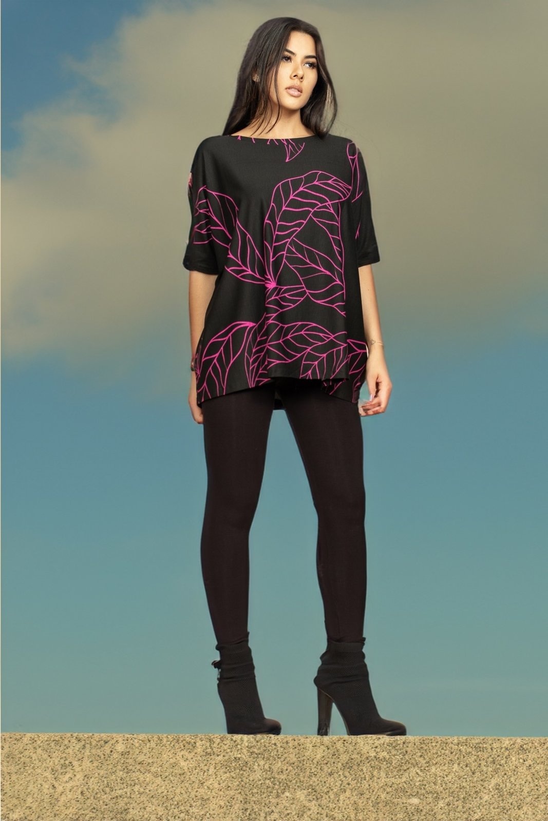 Imagem principal Blusa Ampla Malha Morcego Manga Curta Estampa Antúrios Cabanafree estampado/floral/lilás/preto