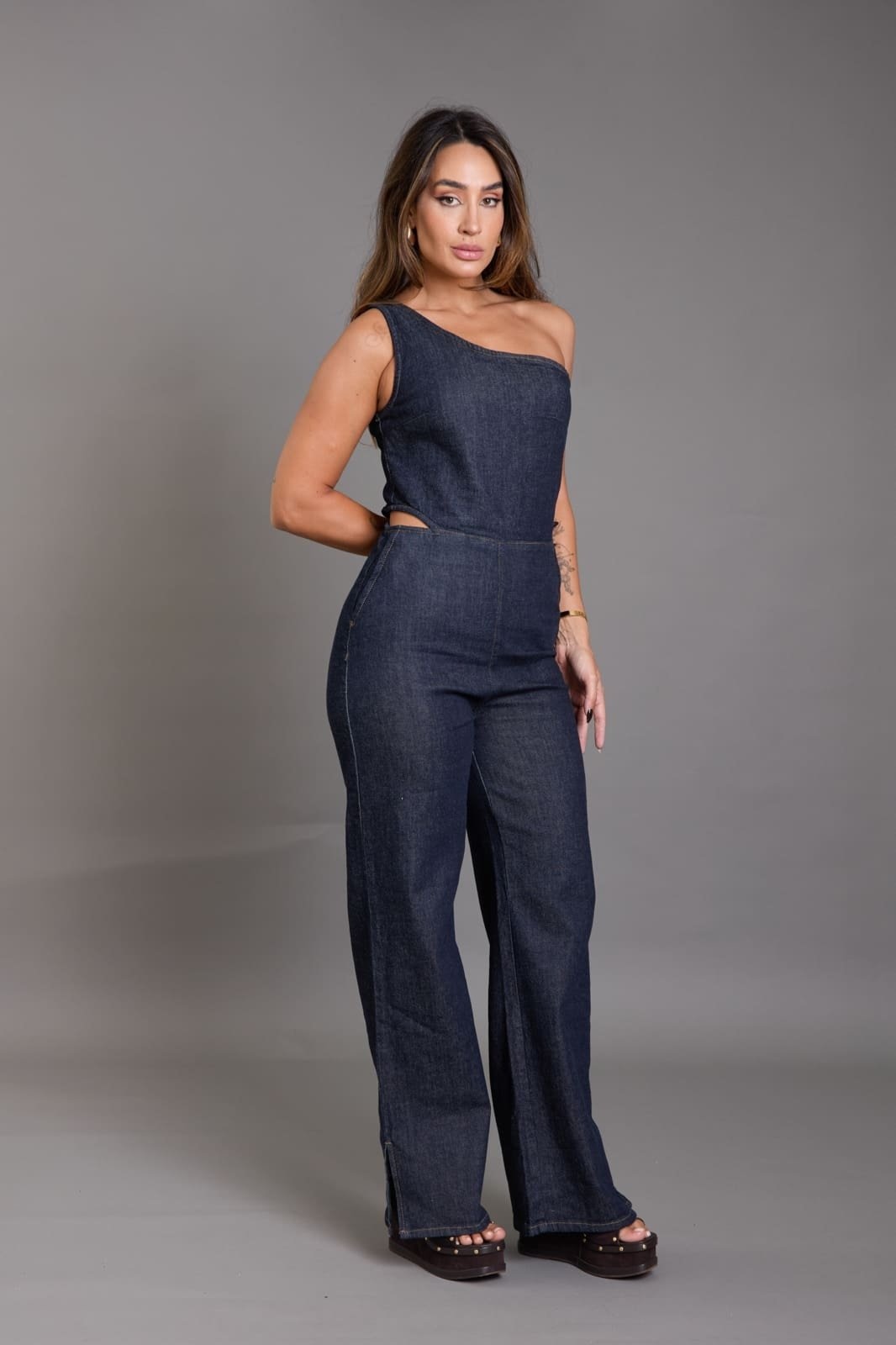 Imagem principal Macacão Jeans Escuro Ombro Único Com Recorte Lateral DIALOGO azul