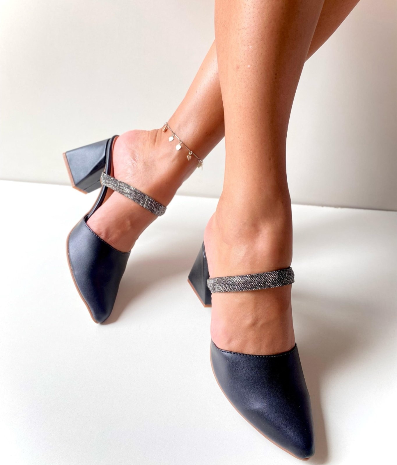 Imagem principal Mule Delazari Salto Bloco com detalhe em Strass Delazari preto