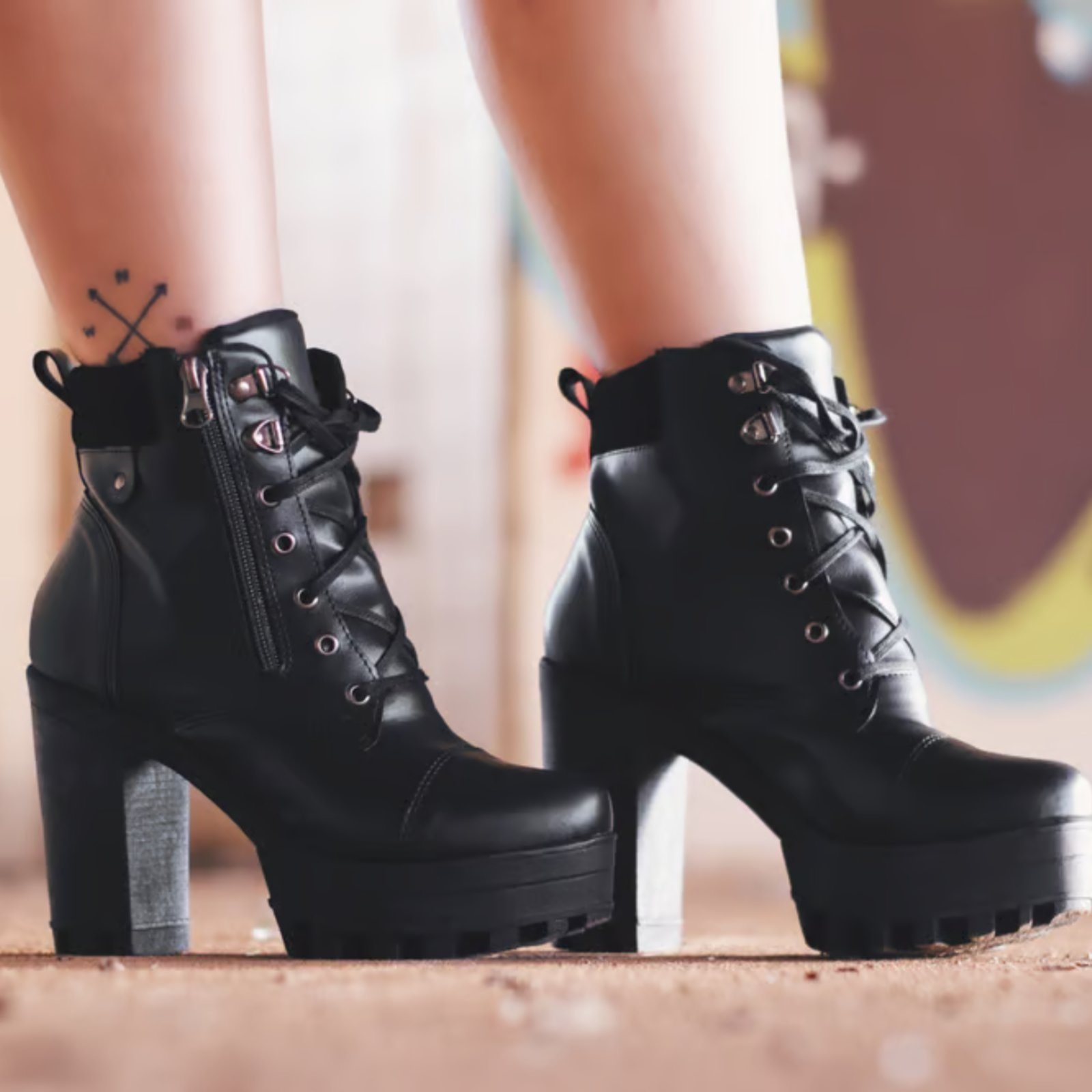 Imagem principal Bota Coturno Feminina Com Salto Tratorado Wit Shoes Preta Wit Shoes preto wit