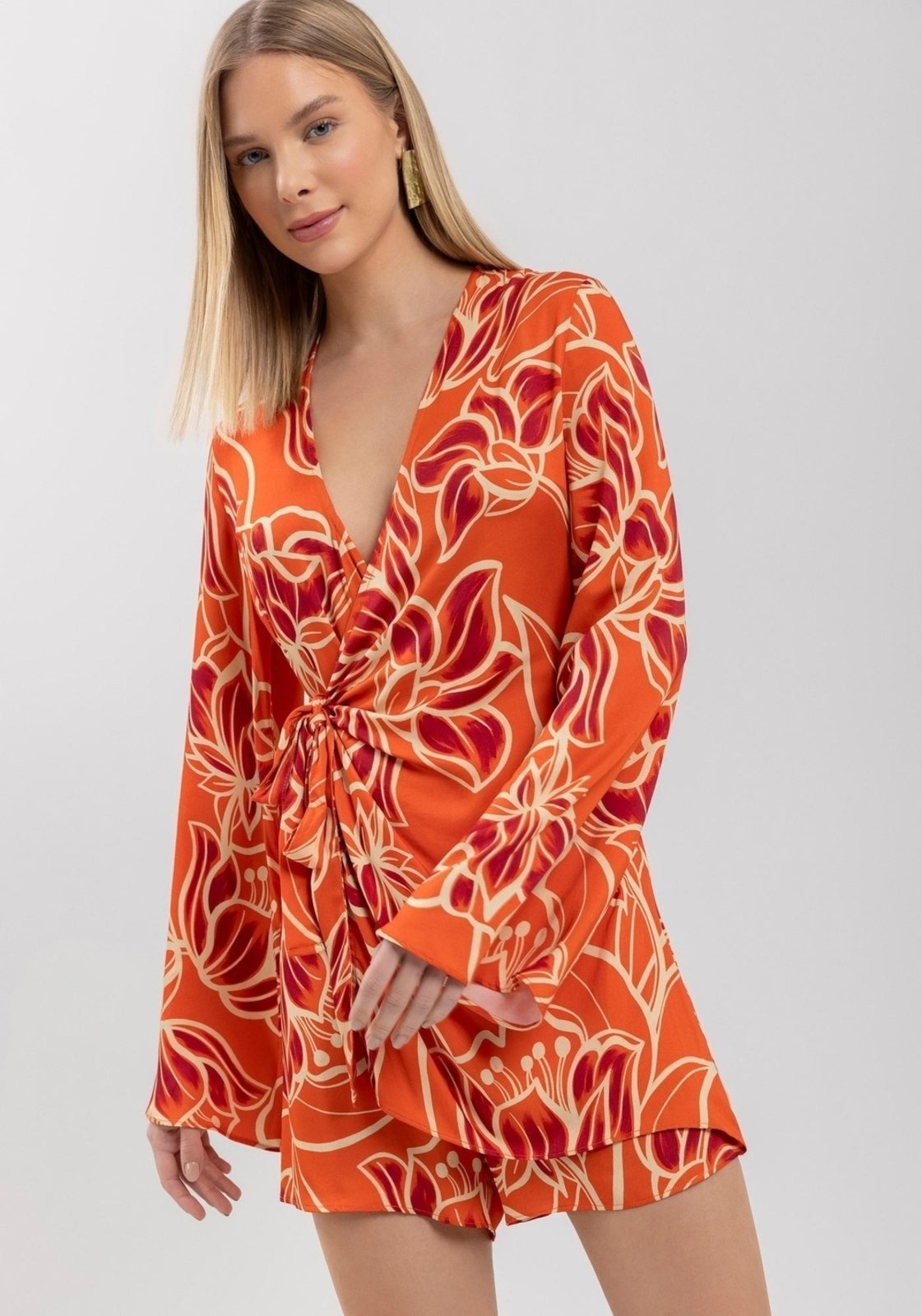 Imagem principal Macacão Lez a Lez Curto Estampado Com Mangas Amplas E Amarração Lez a Lez poás