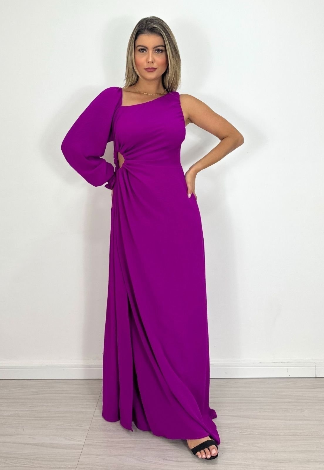 Imagem principal Vestido Longo uma Manga Longa Abertura Lateral e Fenda Yolanda Crepe Fúcsia Cia do Vestido roxo