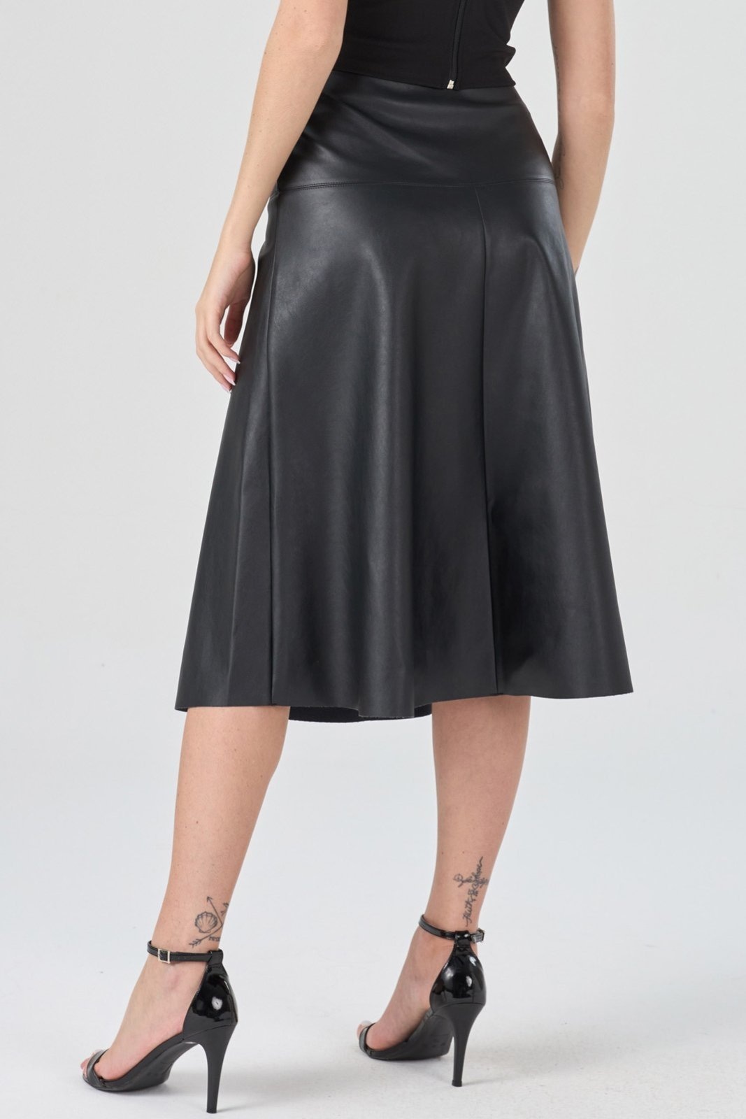 Imagem principal Saia Midi PKS Evase com Pespontos Preta PKS preto