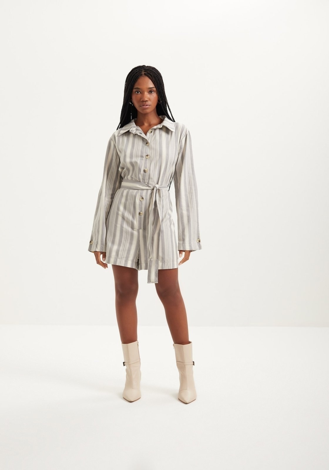 Imagem principal Macacão Curto Listrado Com Mangas Amplas E Faixa Ajustável Lez a Lez poás