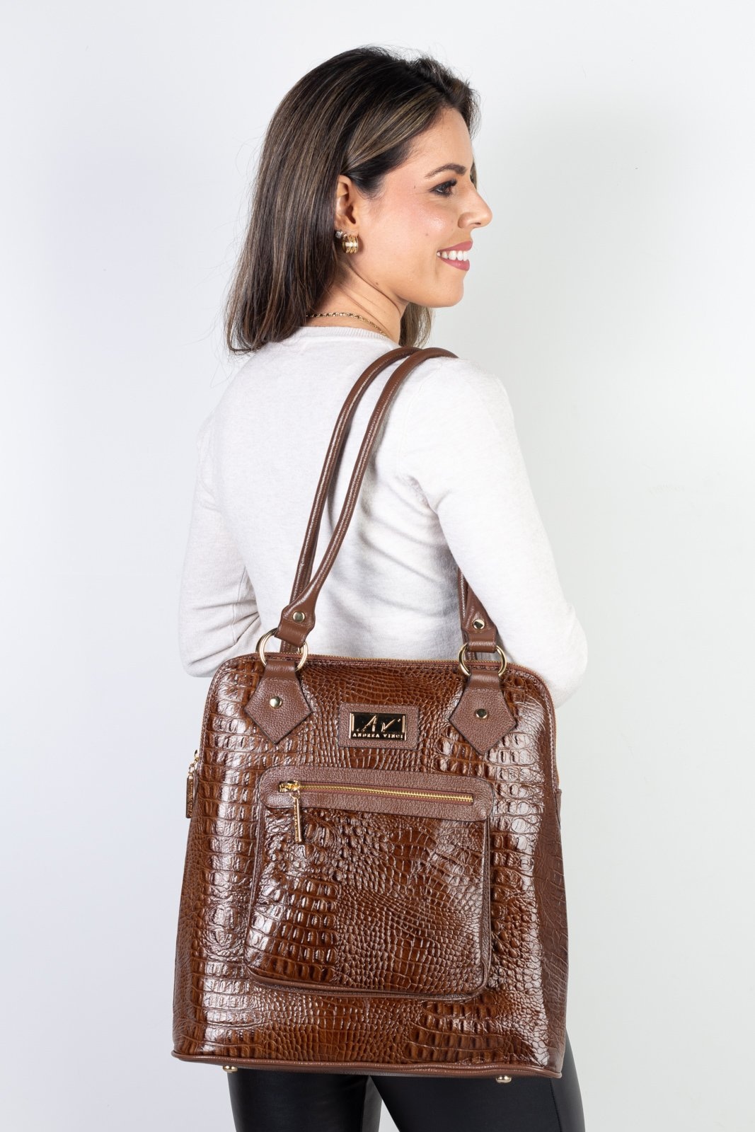 Imagem principal Bolsa mochila de couro croco Lívia - Whisky Andrea Vinci preto