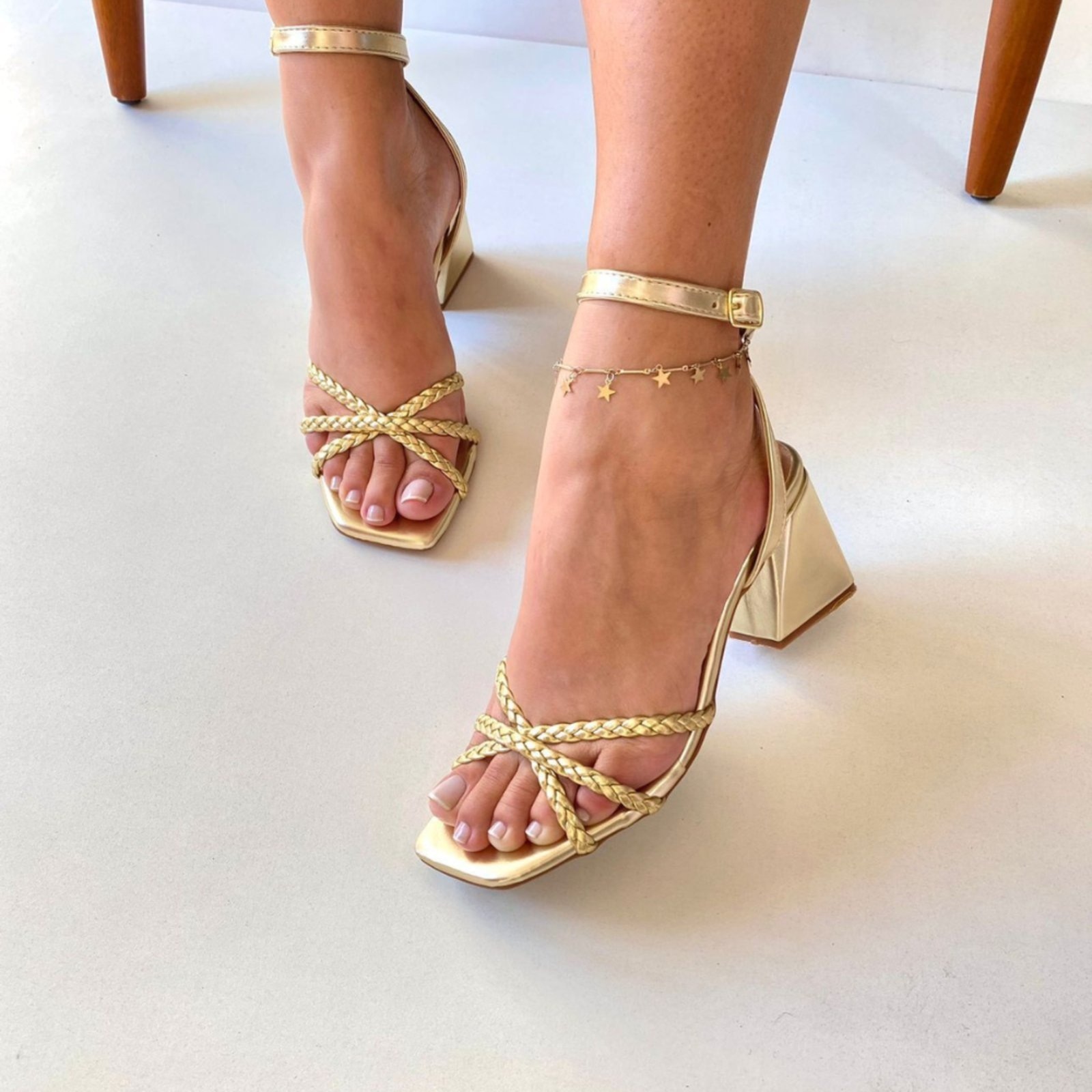 Imagem principal Sandália Delazari Dourada com Tira de abotoar Delazari dourado