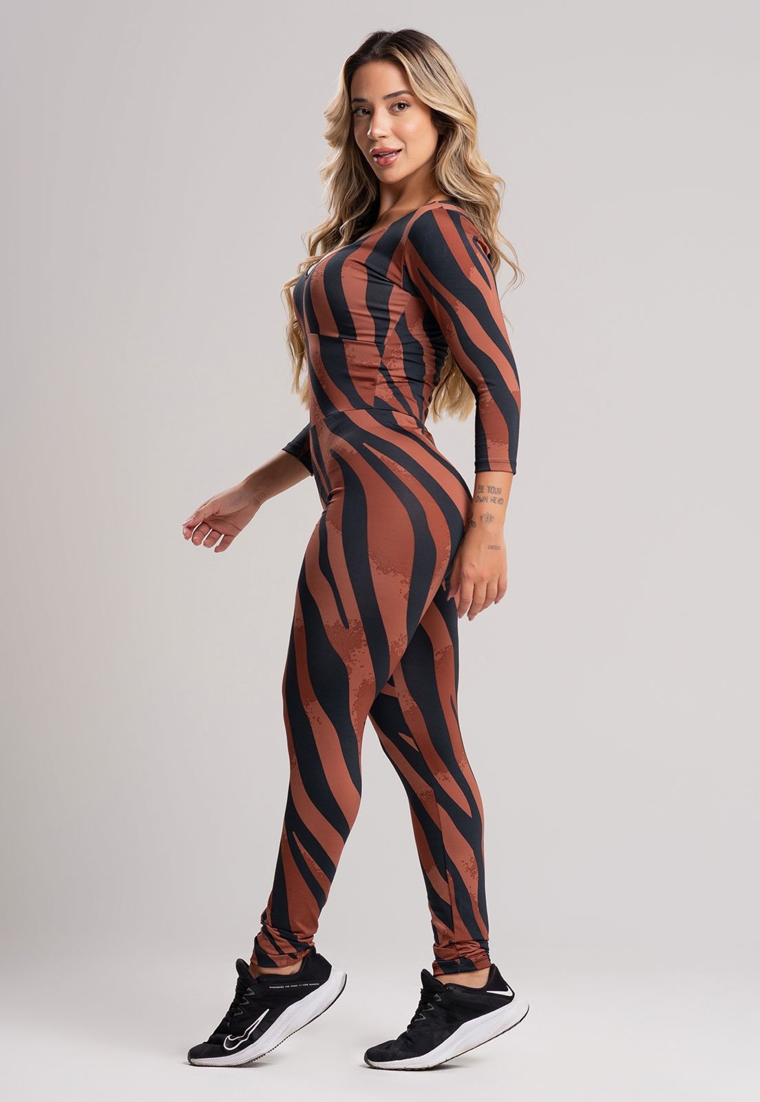 Imagem principal Macacão Longo MVB Modas Manga 3/4 Costa Fechada Suplex Safari Mvb Modas estampado/marrom/multicolorido/preto