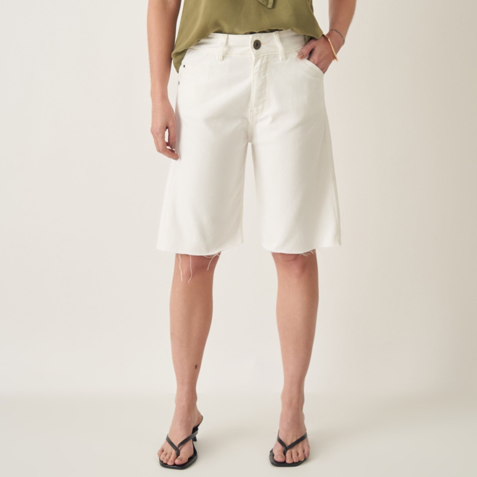 Imagem principal Bermuda Jeans Color Alongada com Bolso-Faca Bloom nude