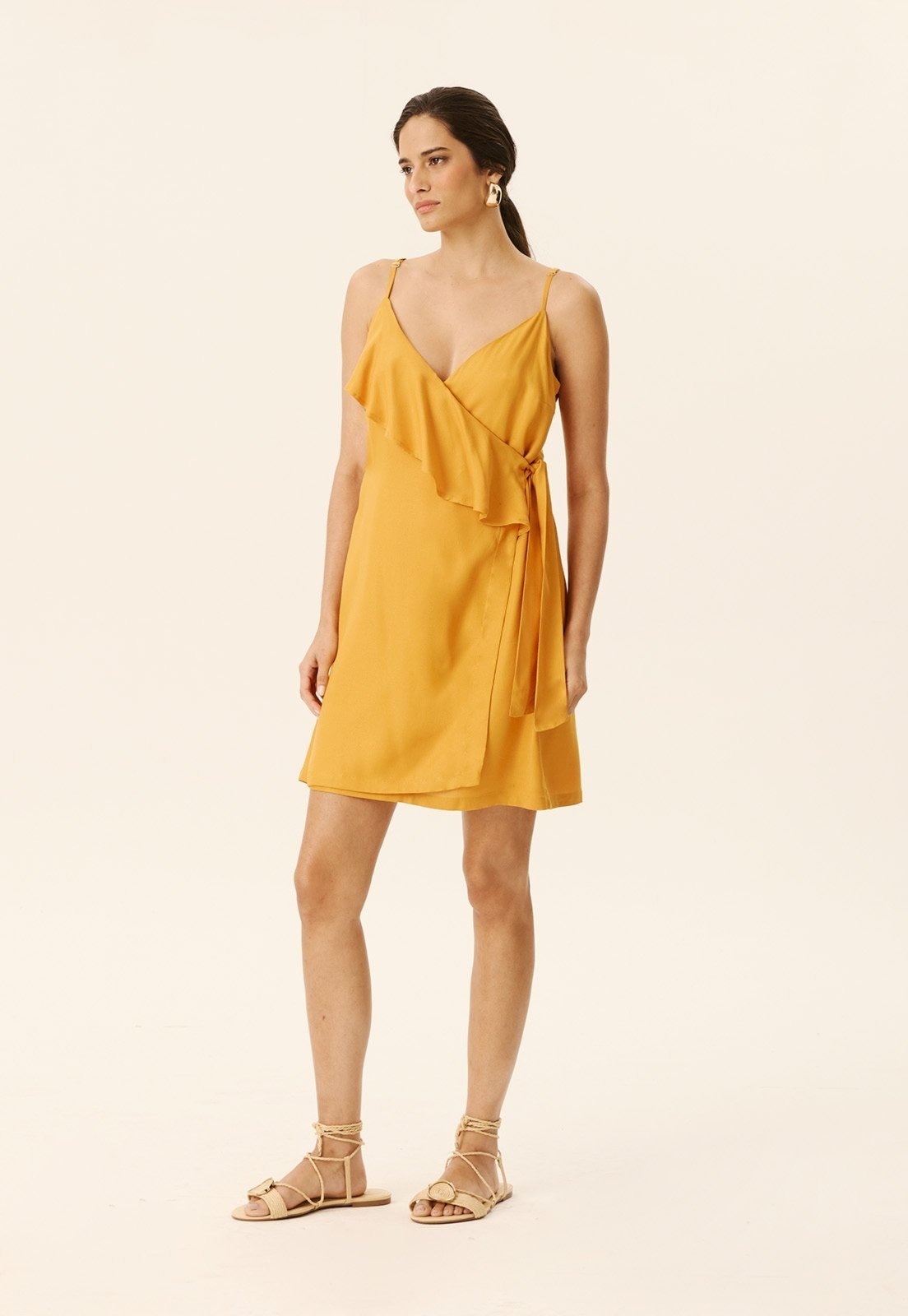 Imagem principal Vestido Curto Detalhe Babado CaCay amarelo