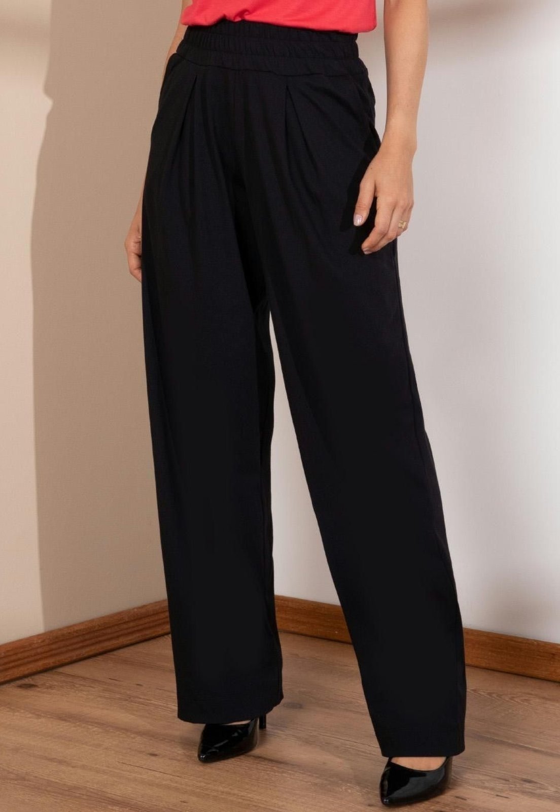 Imagem principal Calça Cós Largo Com Pregas E Bolsos Quintess preto