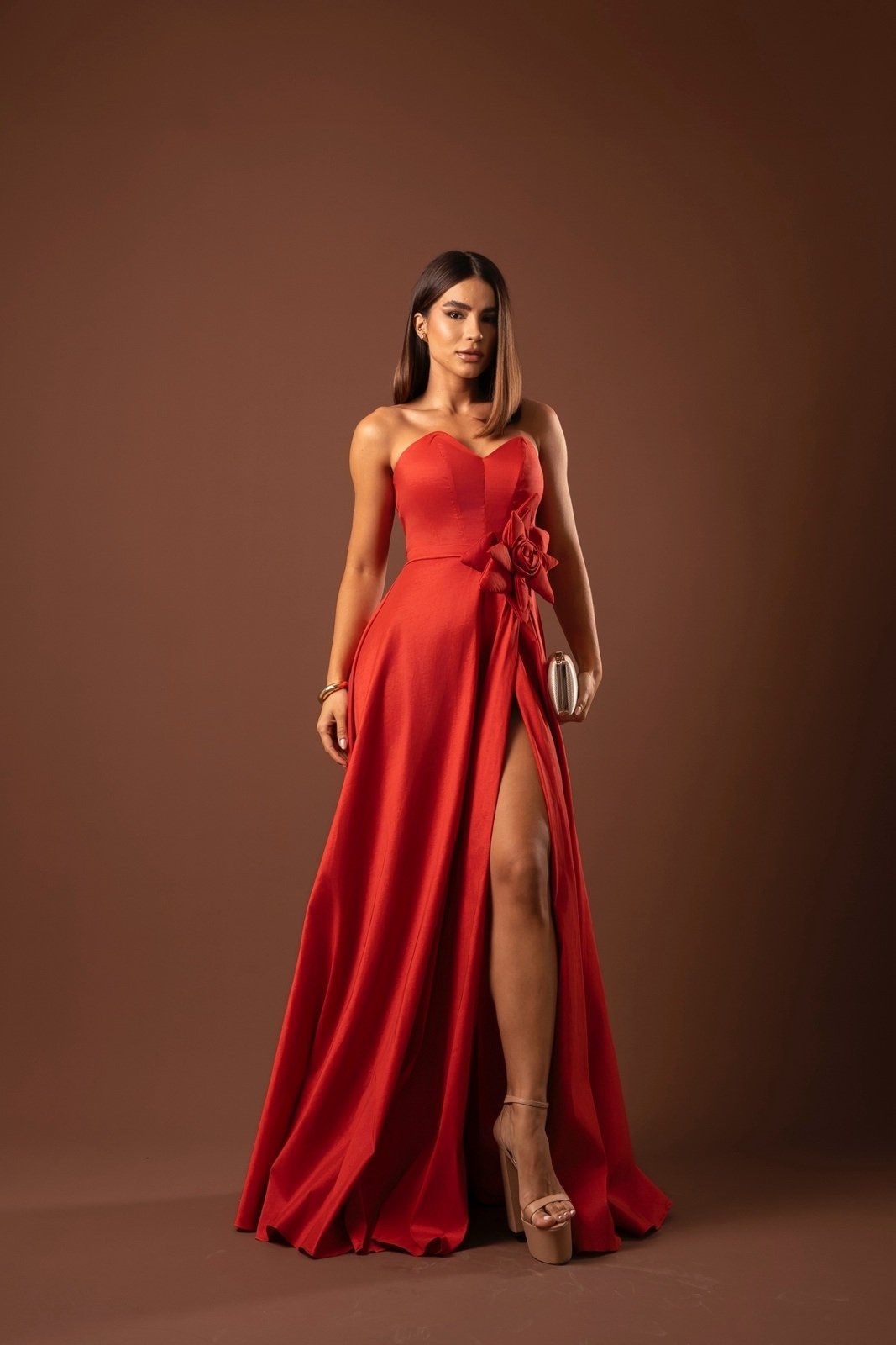 Imagem principal Vestido Longo de Festa Madrinhas Tomara que Caia com Flor Lateral Saia em A Marlenne Terracota Cia do Vestido laranja