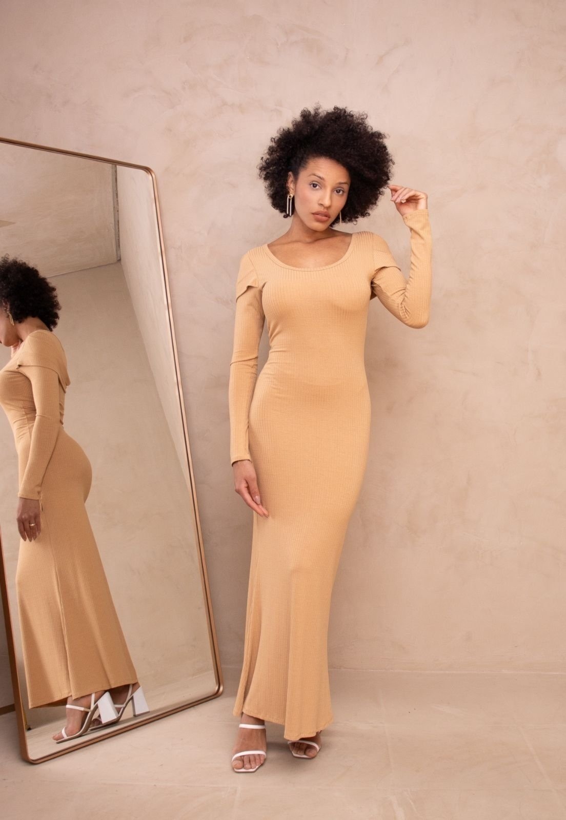 Imagem principal Vestido Canelado Midi Longuete Manga Longa Tubinho Elegante Cia do Vestido bege