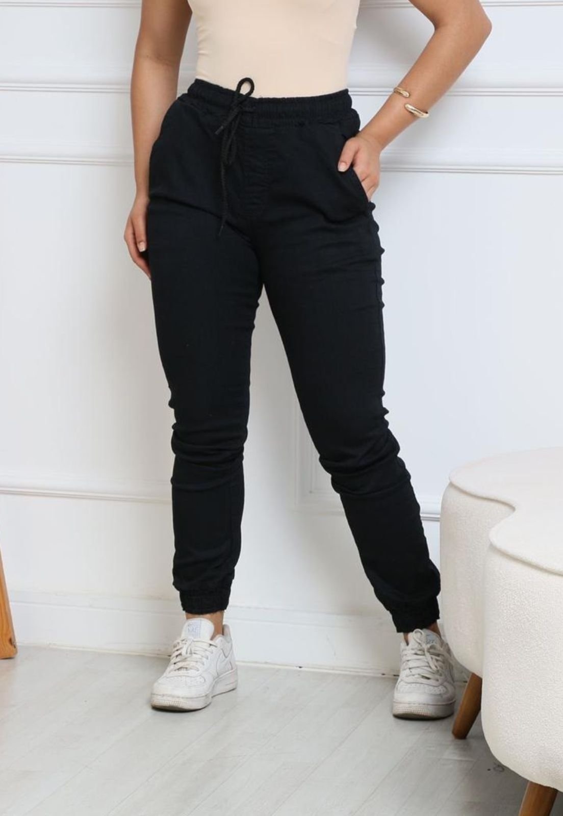Imagem principal Calça Jogger Feminina Com Bolsos e Elástico Cor Preta Moda Fashion Tendência ED E A E JEANS preto