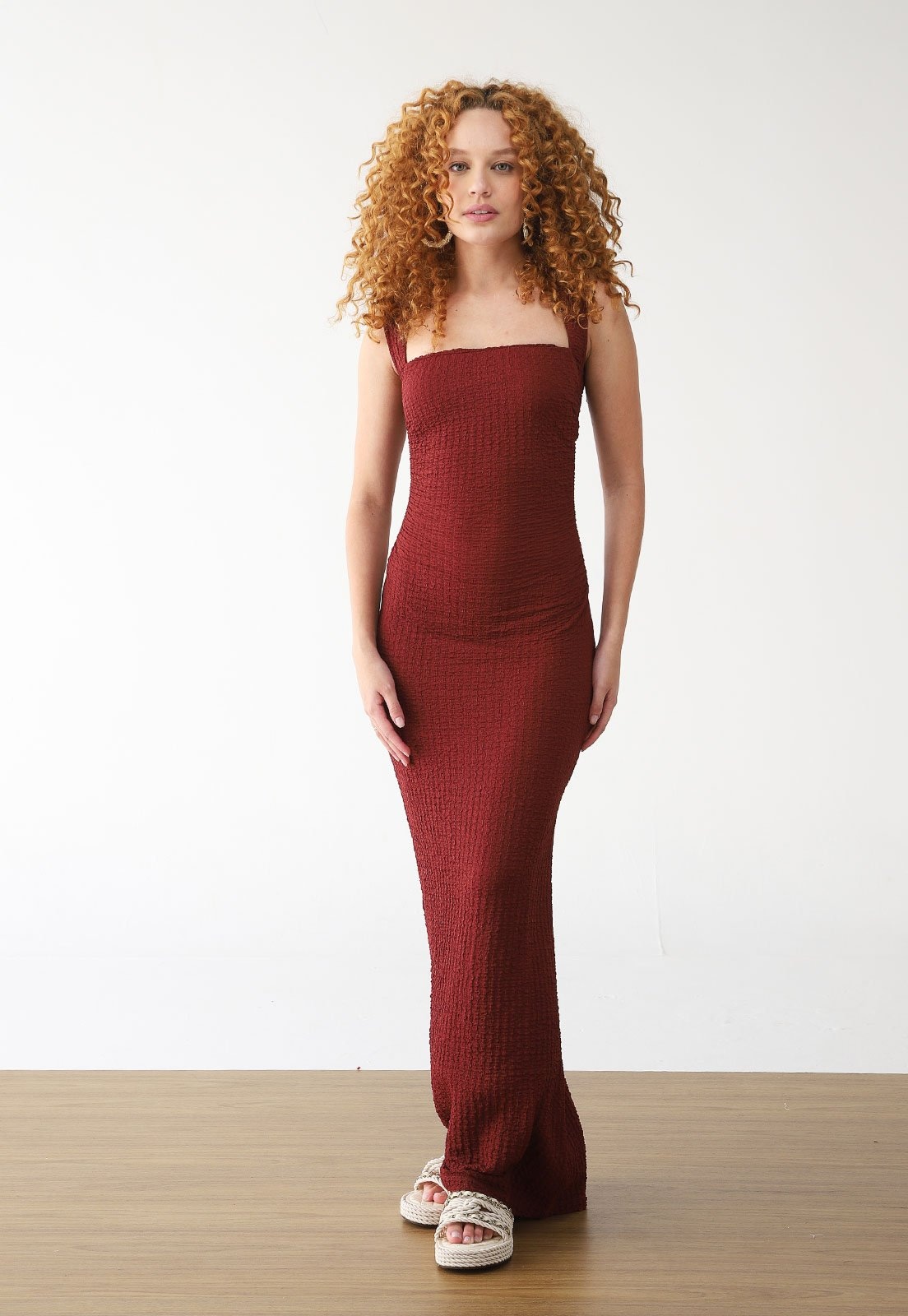 Imagem principal Vestido FARM Midi Alça Torcida Textura FARM vinho