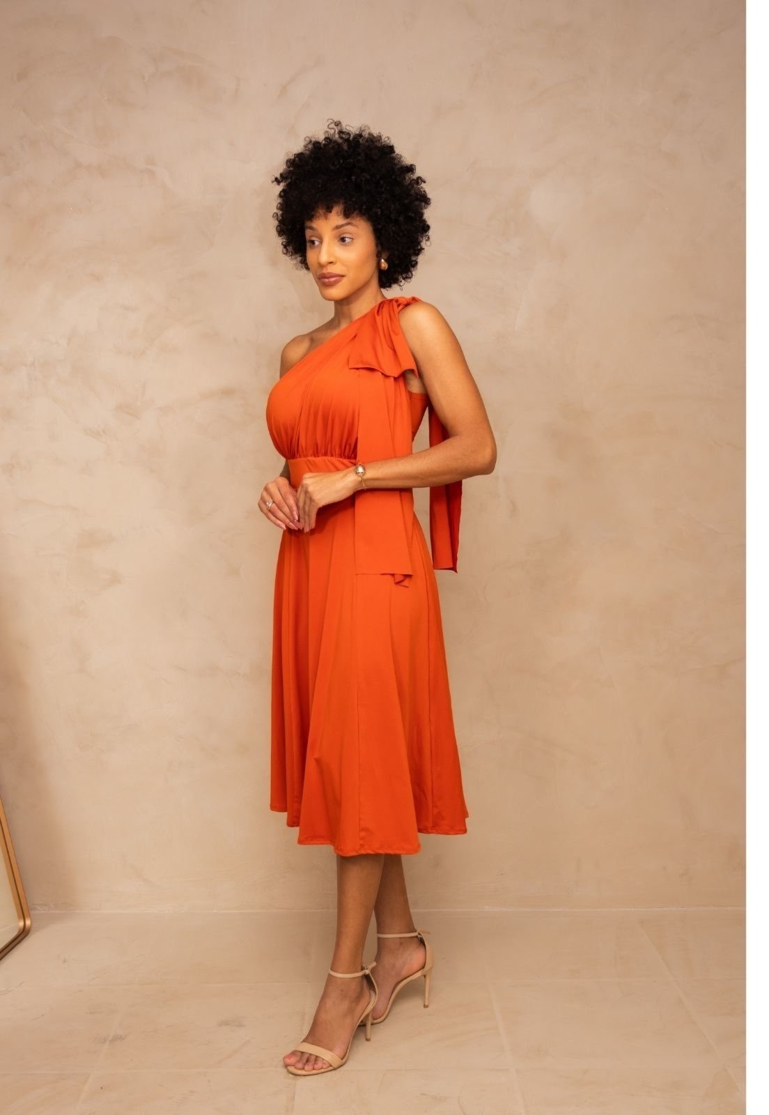Imagem principal Vestido Midi um Ombro Fluity Joanna Terracota Cia do Vestido laranja