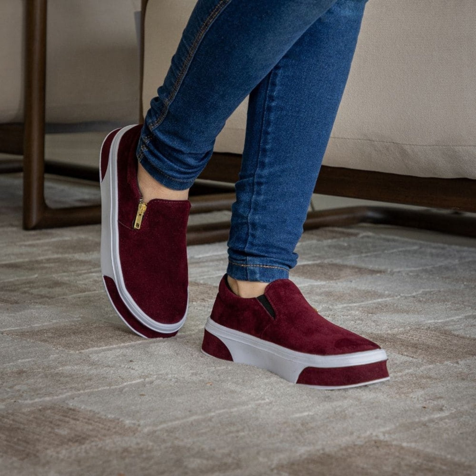 Imagem principal Slip On GuGi Feminino Em Camurça Sola Baixa Leve Conforto Para O Dia A Dia Bordô Gugi onça