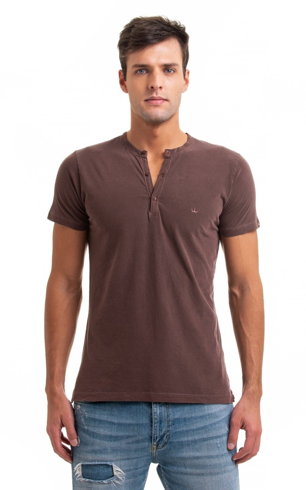Imagem principal Camiseta Henley Aburguesia Slim Fit Cevada Alfaiataria Burguesia marrom
