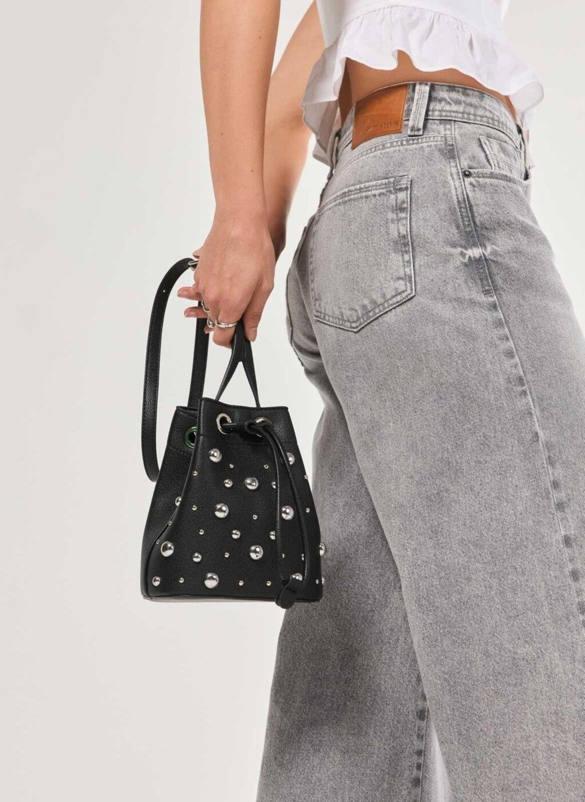 Imagem principal Bolsa Bucket Preta Tachas Prateadas Youcom preto