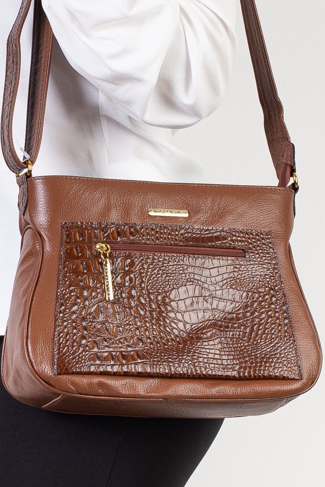 Imagem principal Bolsa feminina tiracolo de couro croco Maísa - Whisky Andrea Vinci verde