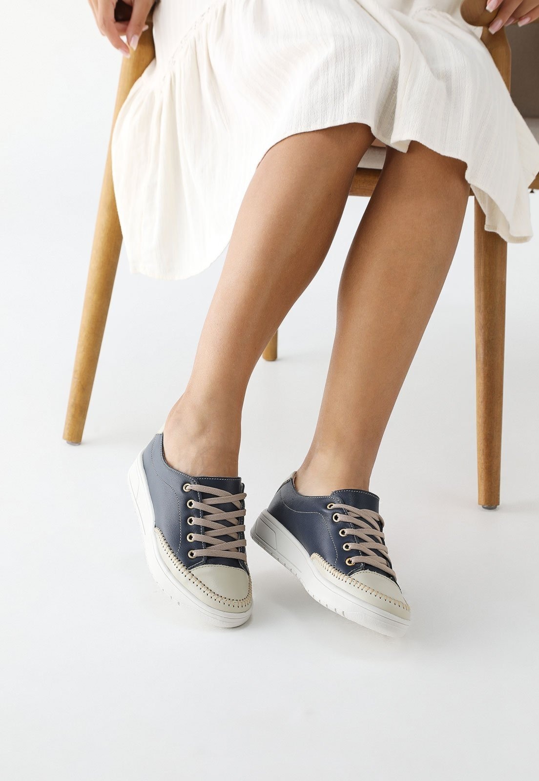 Imagem principal Tênis Casual Feminino Cadarço em Couro com Bege ROMEU E JULIETA SHOES azul marinho