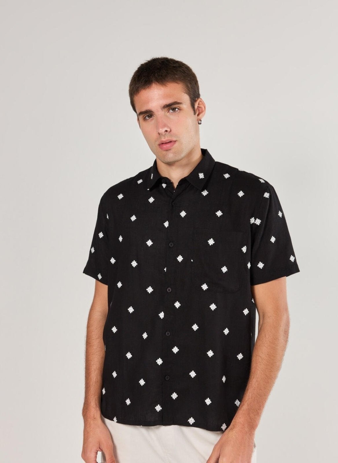 Imagem principal Camisa Comfort Linho Preta Bordado Youcom preto