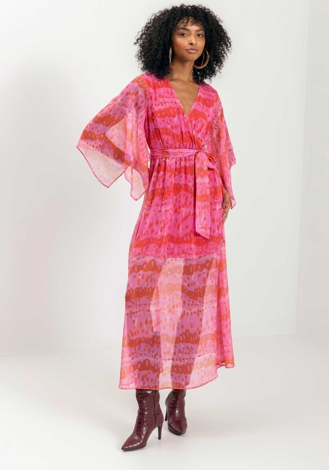 Imagem principal Vestido Chá Estampado Com Mangas Amplas E Faixa Lez a Lez preto