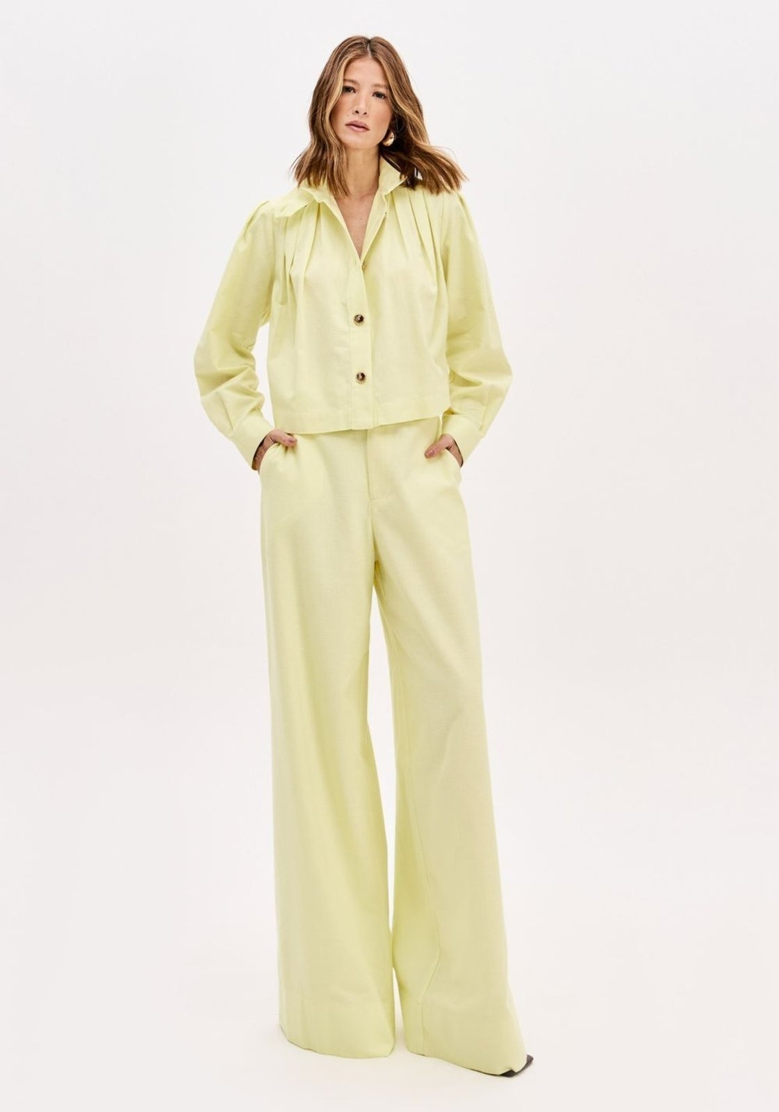 Imagem principal Calça Wide Leg Com Cintura Alta E Faixa Lança Perfume amarelo