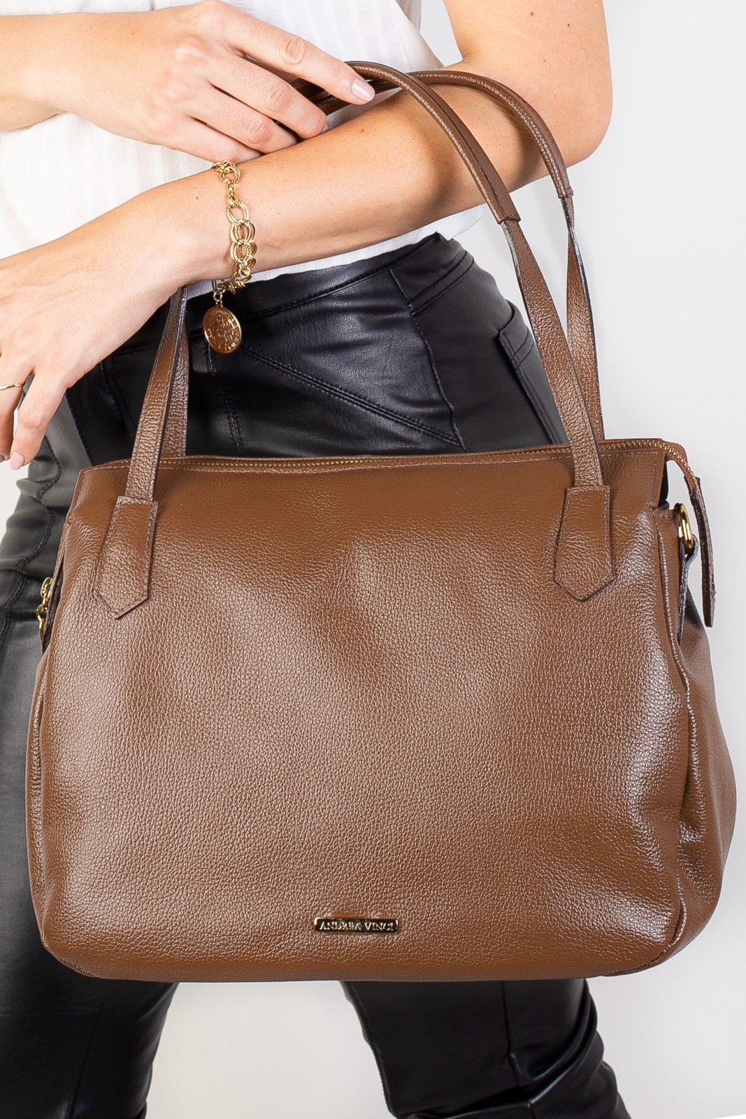 Imagem principal Bolsa básica de ombro em couro liso Débora - Whisky Andrea Vinci café