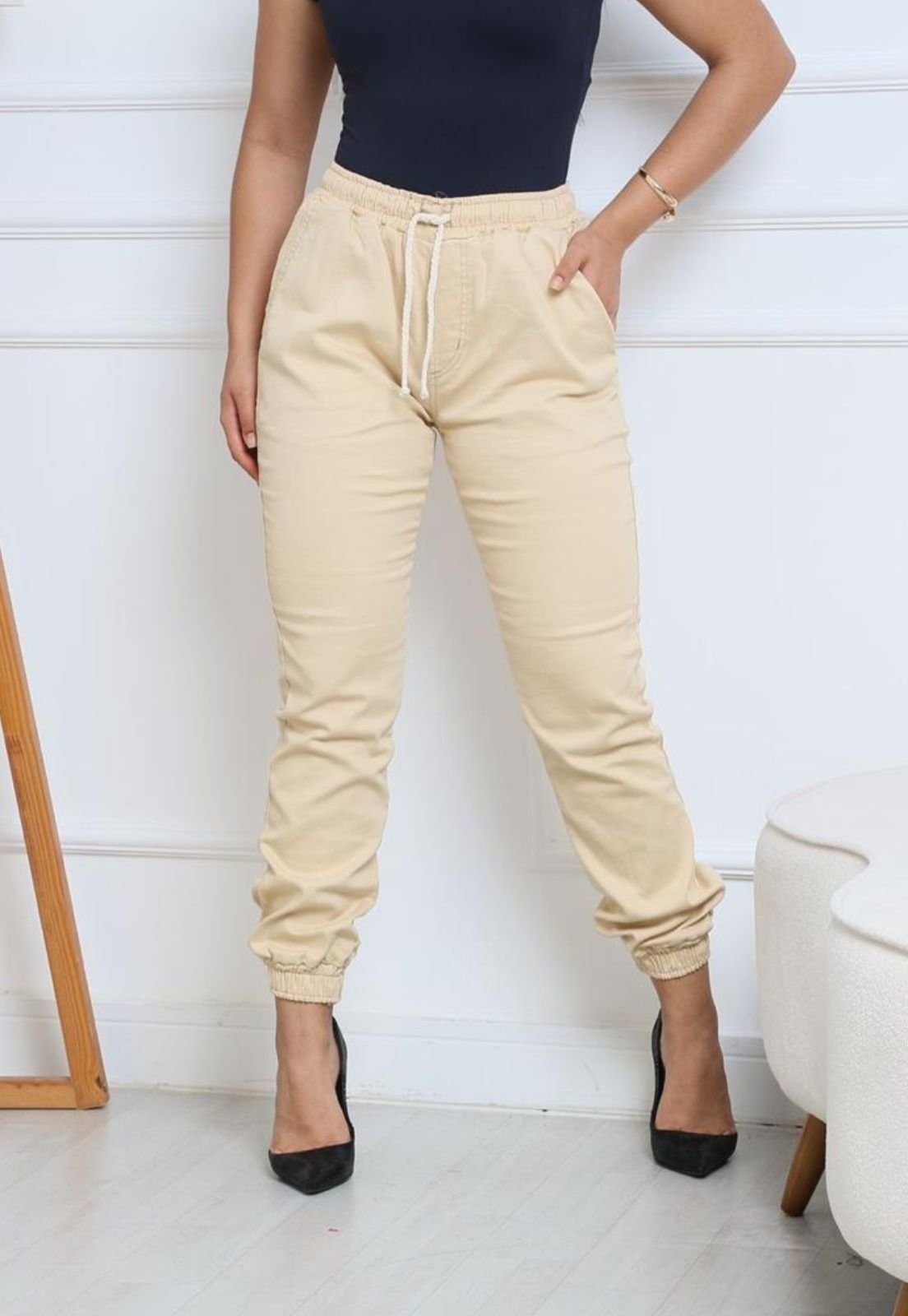 Imagem principal Calça Jogger Feminina Com Bolsos e Elástico Cor Moda Fashion Tendência ED E A E JEANS bege