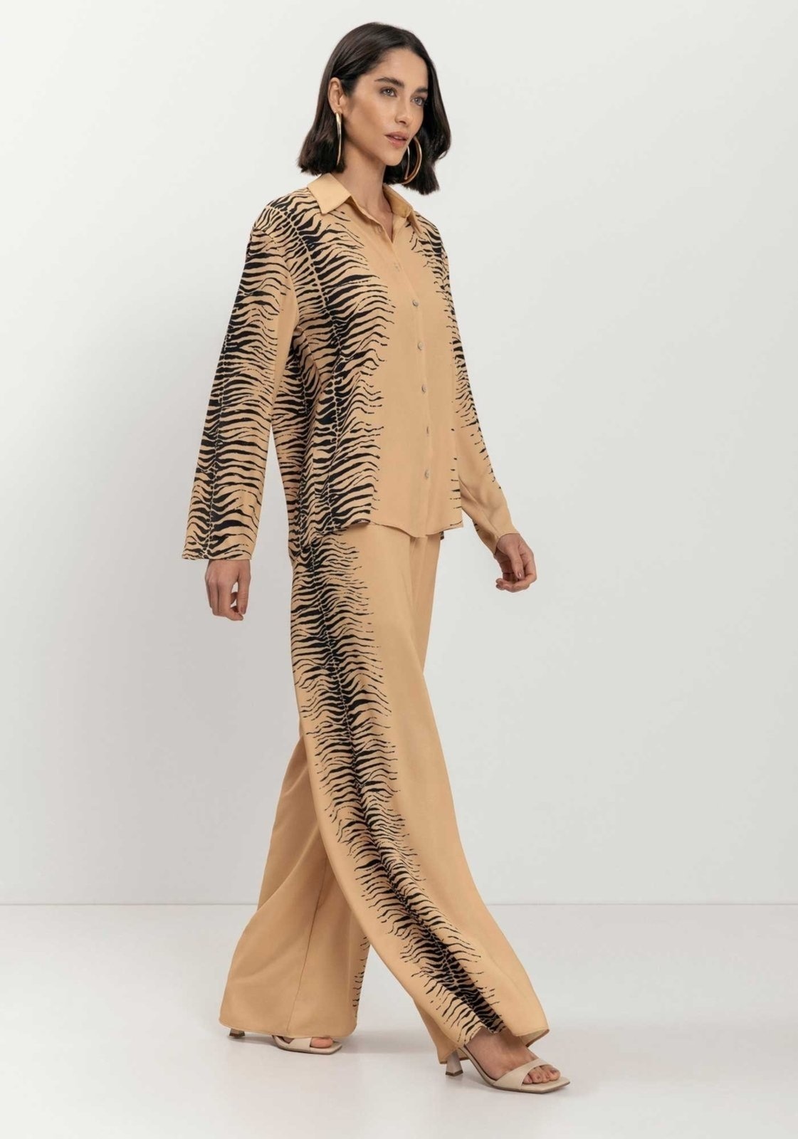 Imagem principal Calça Reta Estampada Com Cintura Alta E Cordão Lez a Lez poás