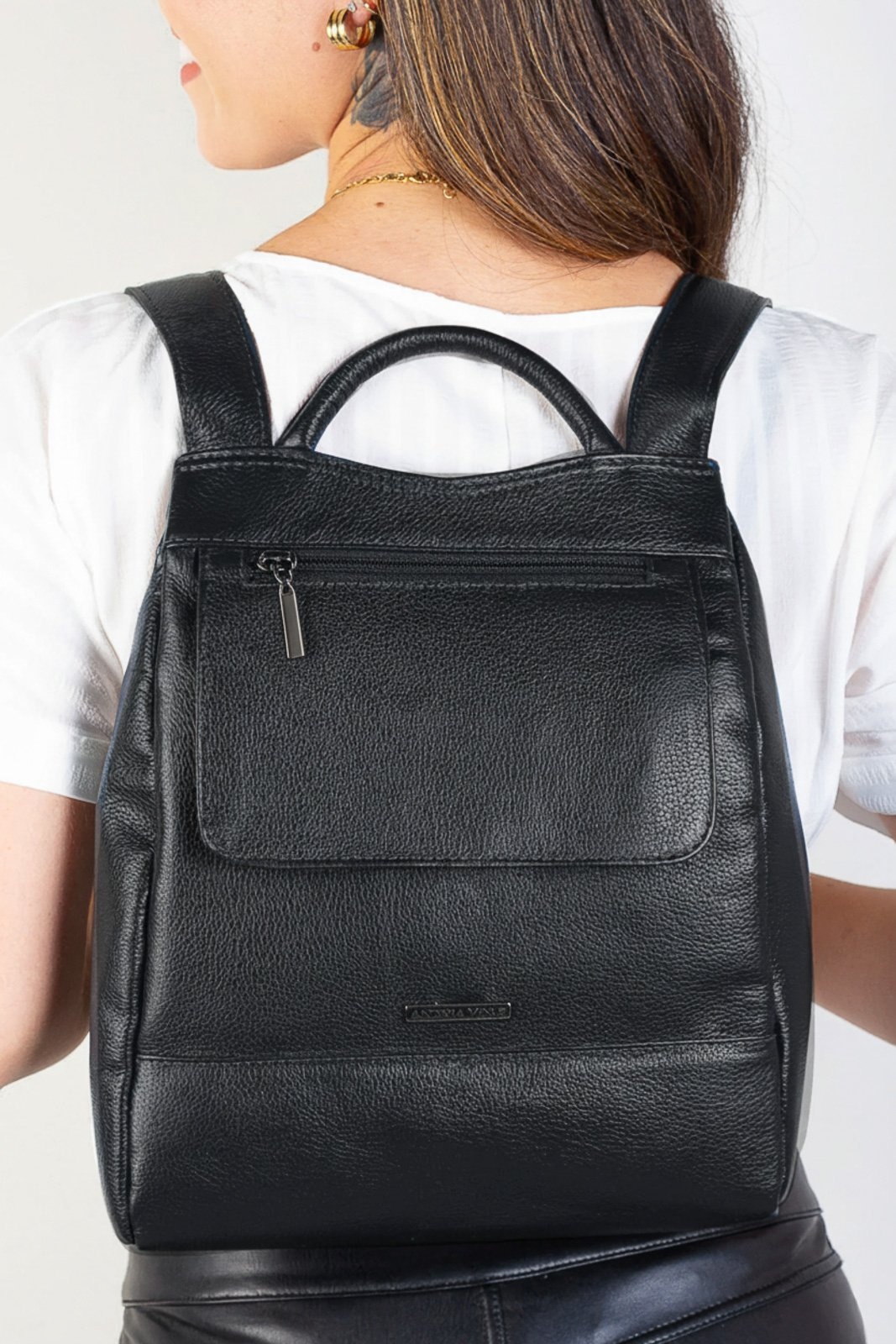 Imagem principal Mochila Pequena Antifurto De Couro Susan Grafite Andrea Vinci preto