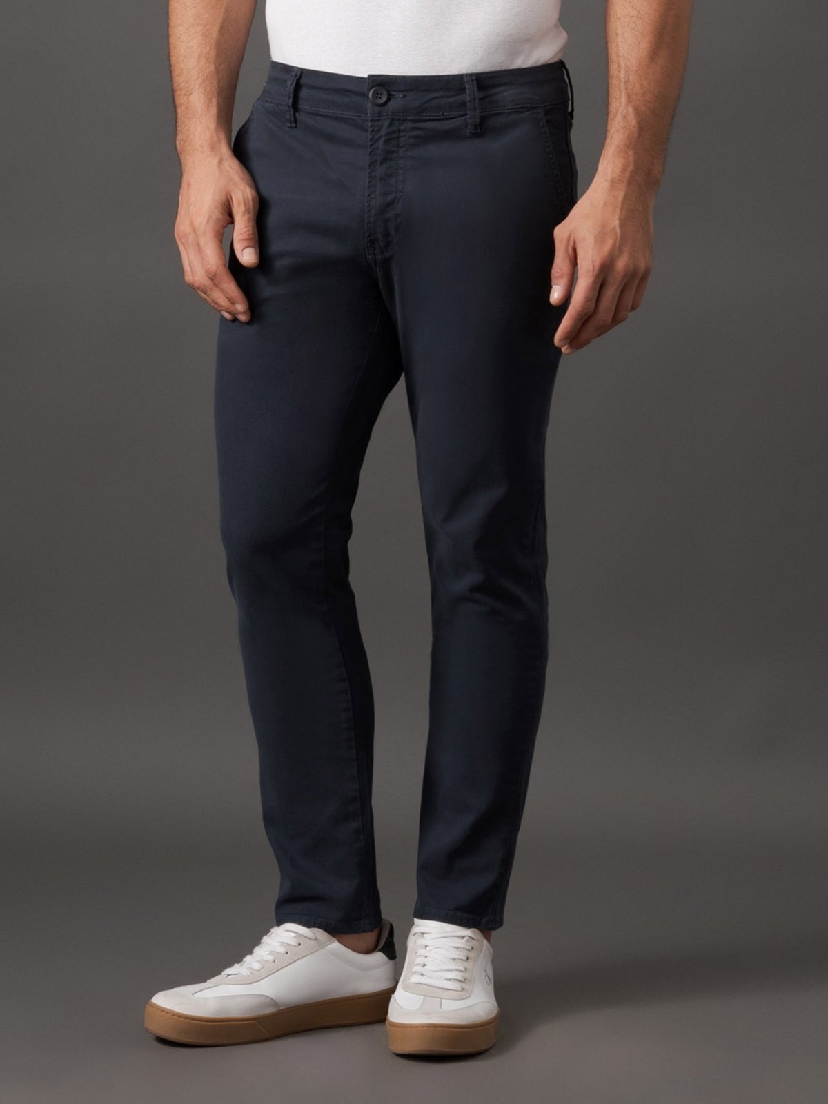Imagem principal Calça de Sarja Chino Masculina Skinny Com Stretch Cintura Baixa Color Calvin Klein Calvin Klein Jeans azul marinho