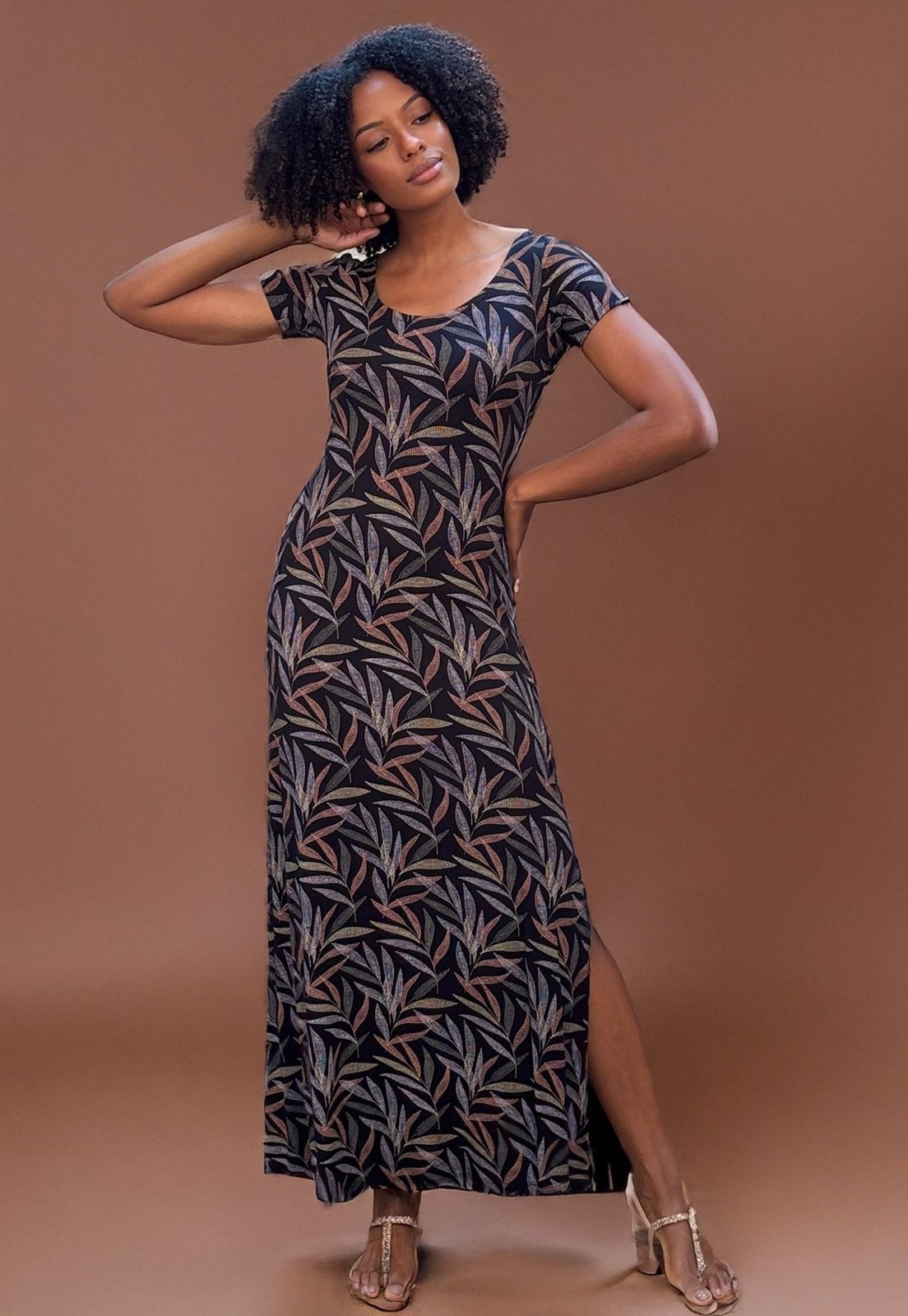 Imagem principal Vestido Longo Malha Gola Canoa Manga Curta Estampa Folhagem Cabanafree estampado/preto