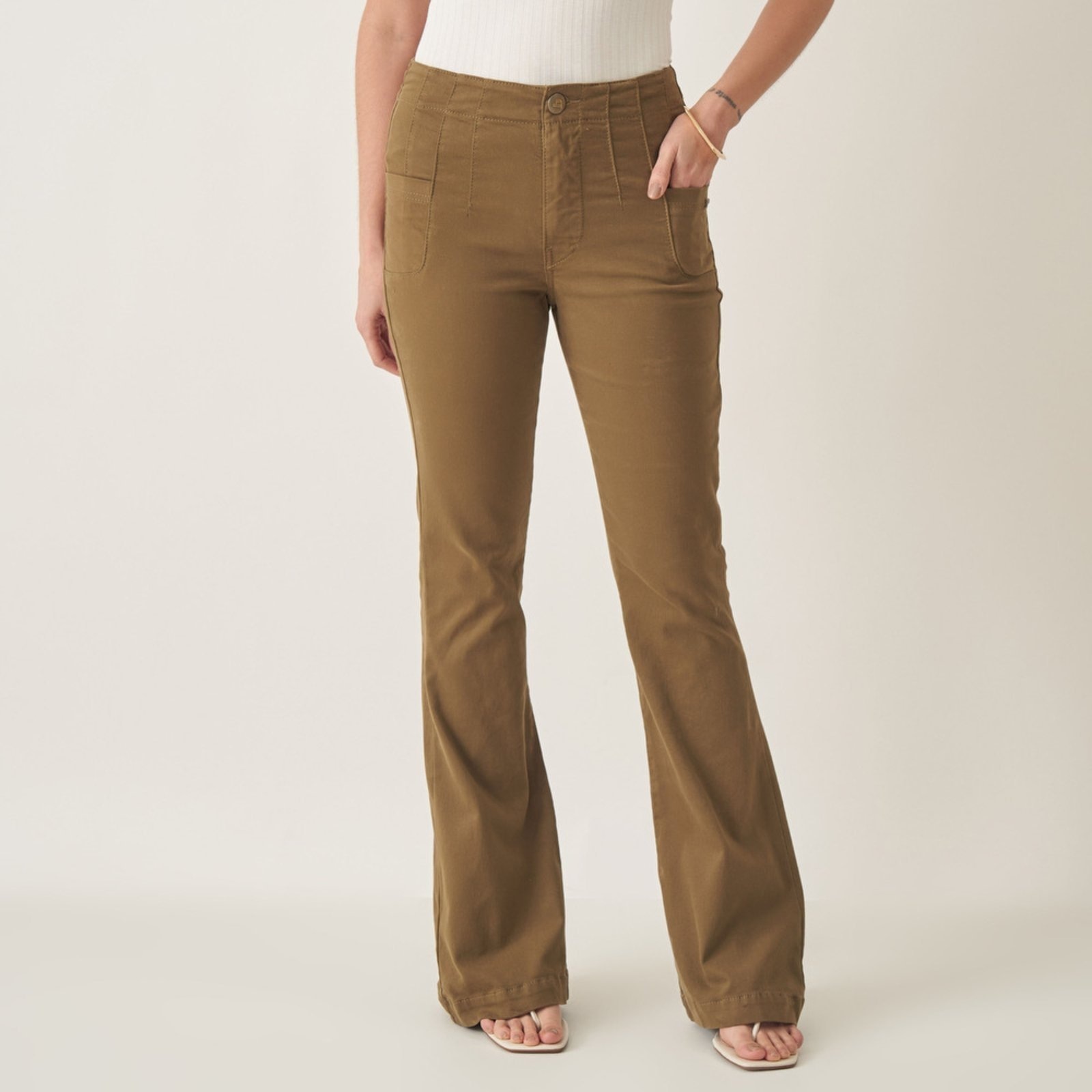 Imagem principal Calça Jeans Color Confort Flare Cintura Alta com Pences e Bolsinho Frontal Bloom bege