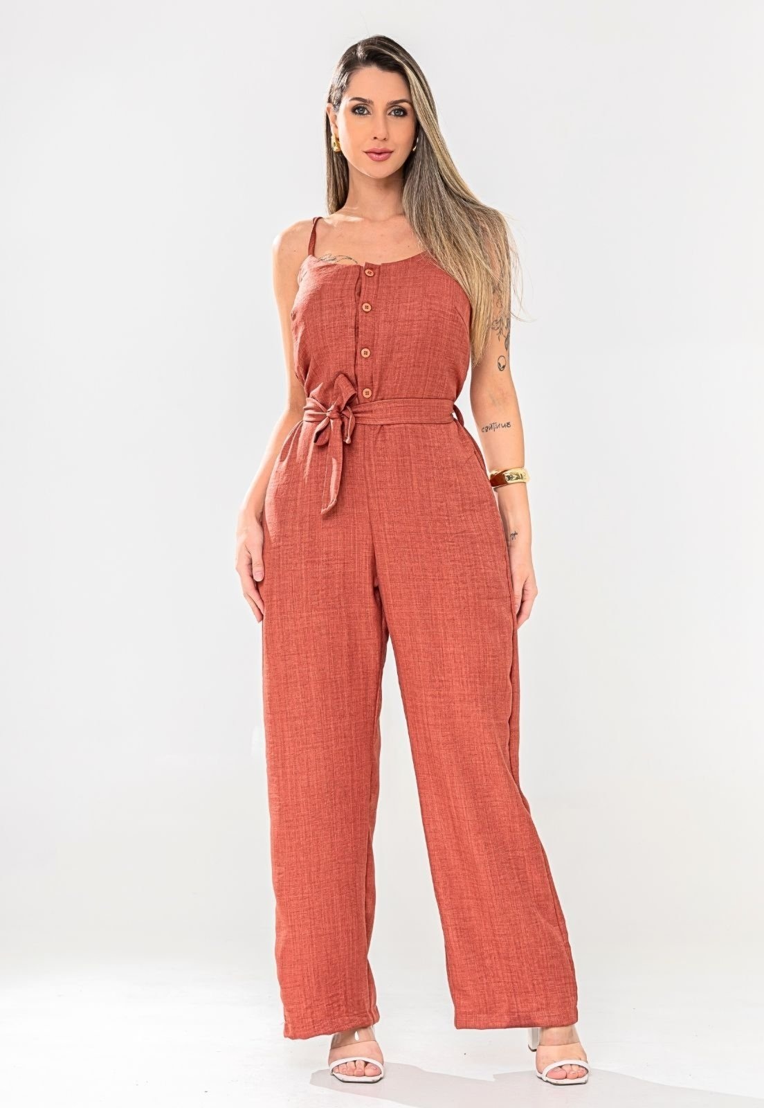 Imagem principal Macacão Feminino Pantalona Alfaitaria Botoes Frontal De Alcinha Com Ajuste na Cintura Amaraçao Duna Linho Docce Mulher marrom