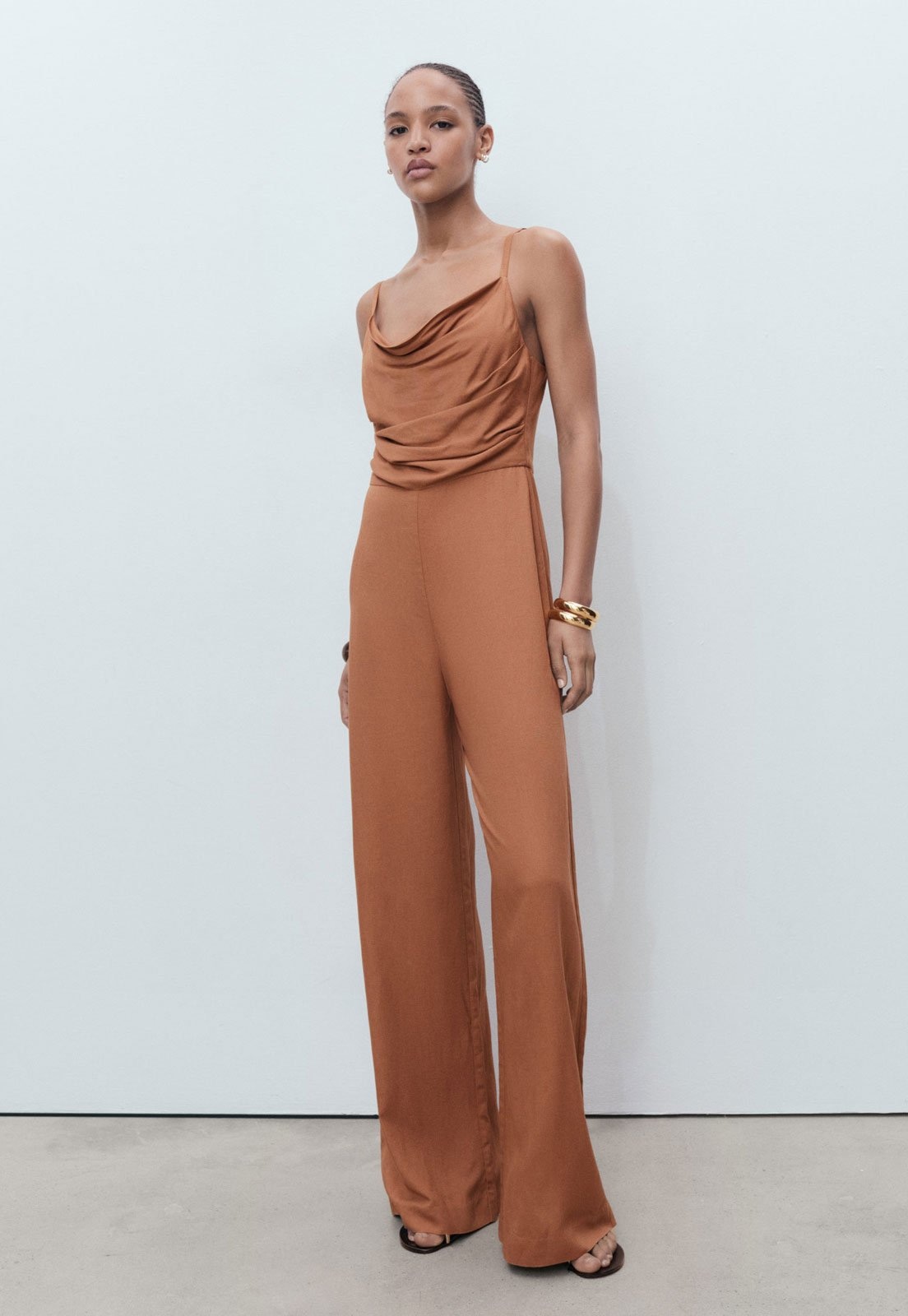 Imagem principal Macacão Feminino Mango Decote Drapeado Alças Finas Mango marrom