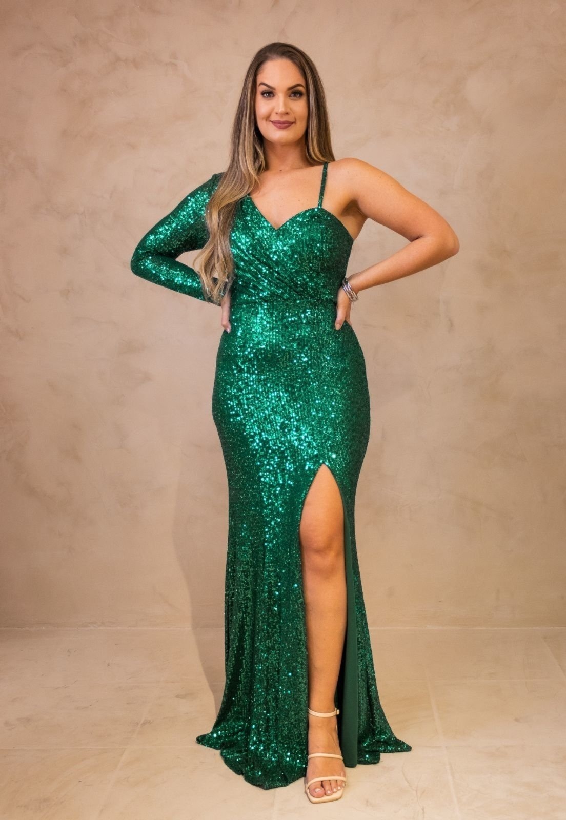 Imagem principal Vestido Longo de Festa Madrinhas Paetê uma Manga com Fenda Jussaly Esmeralda Cia do Vestido verde