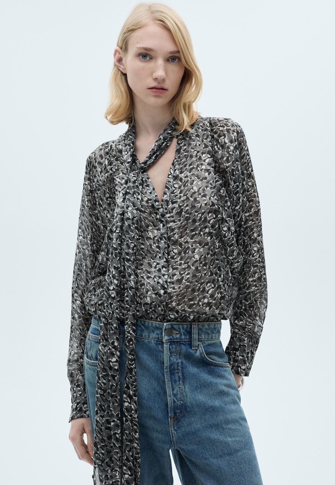 Imagem principal Blusa Mango Reta Leopardo Com Laço Mango cinza