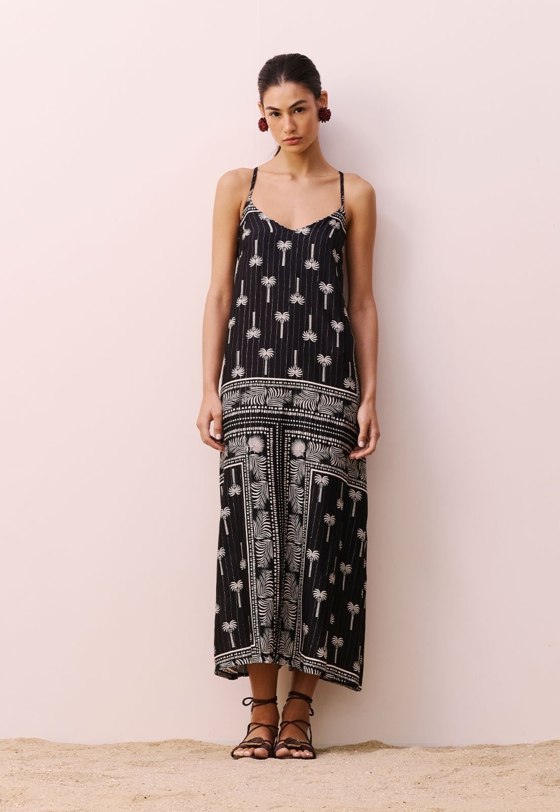 Imagem principal Vestido Midi CaCay Decote V Estampado Tauari CaCay preto