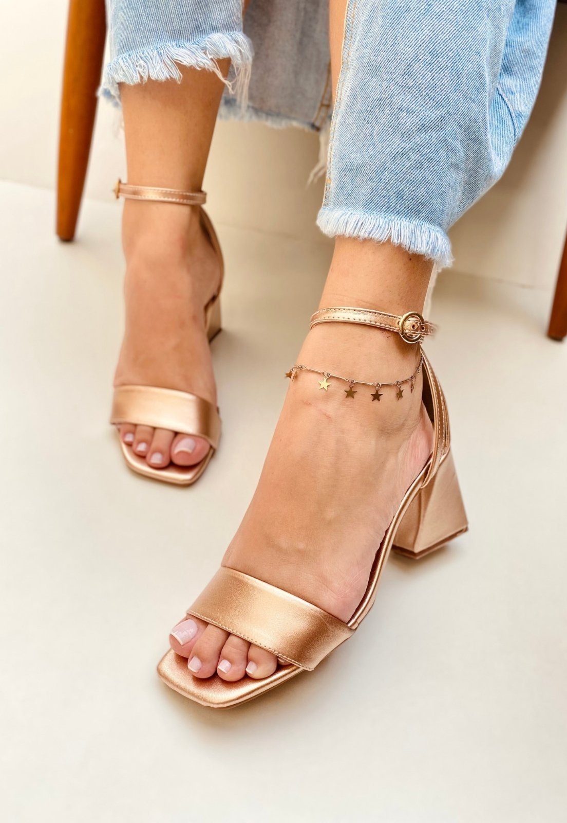 Imagem principal Sandália Salto Geométrico Feminina Atalia Shoes Metalizado Tira Reta Tendência 2025 Atalia Shoes bronze/cobre