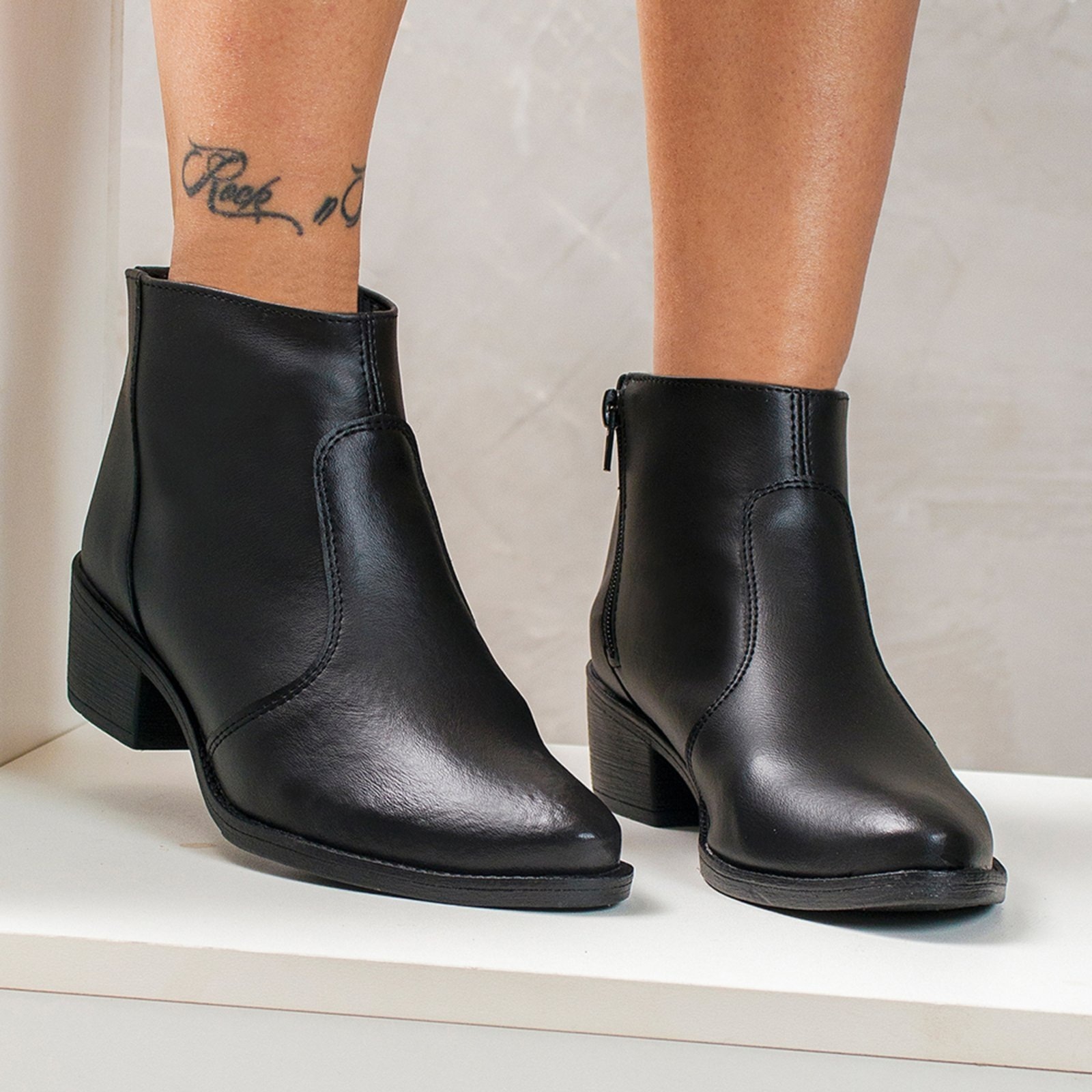 Imagem principal Bota Feminina Salto Baixo Cano Curto Zíper Lateral Básica Preta BREDENI preto