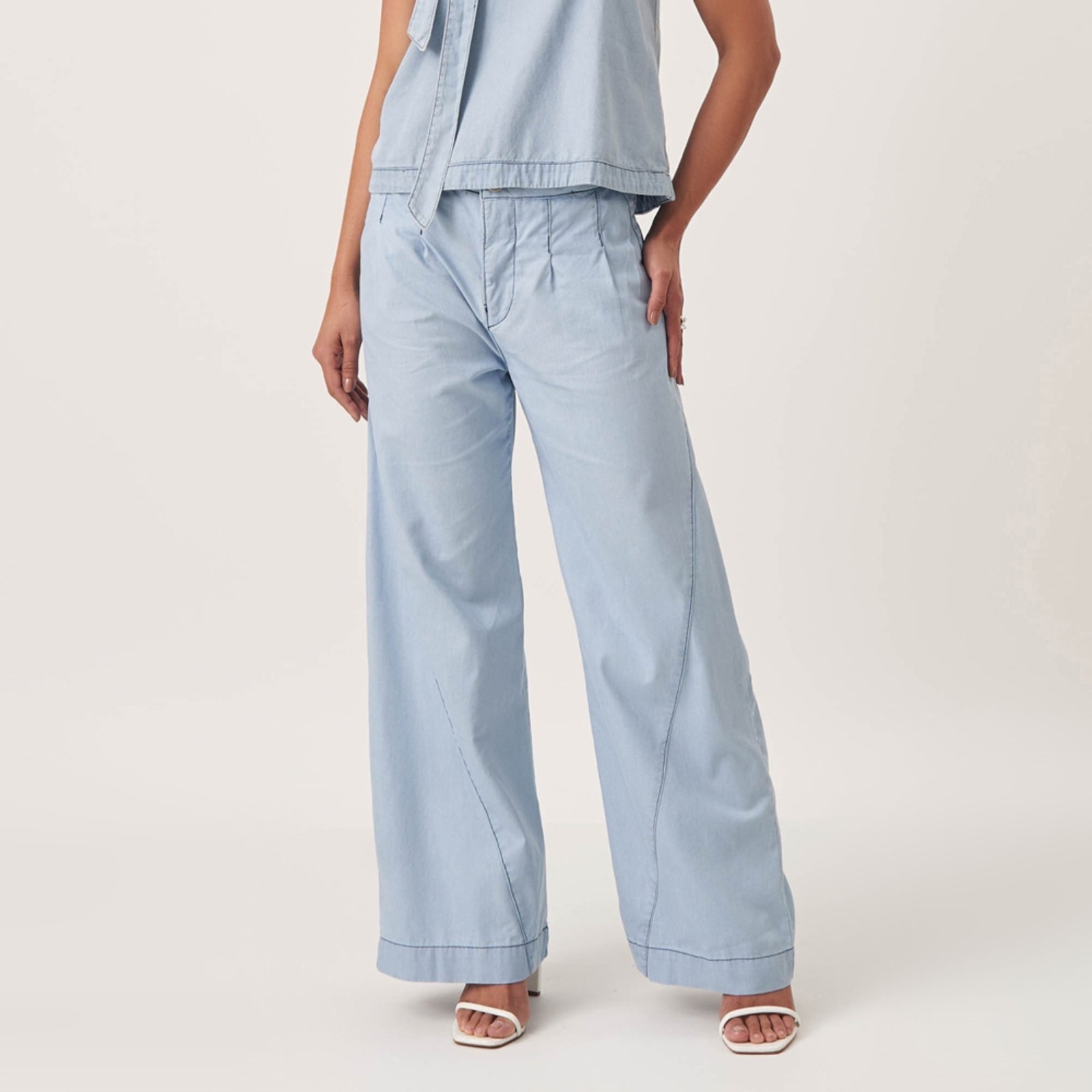 Imagem principal Calça Jeans Leve Wide Leg Pregas E Recortes Claro Bloom azul