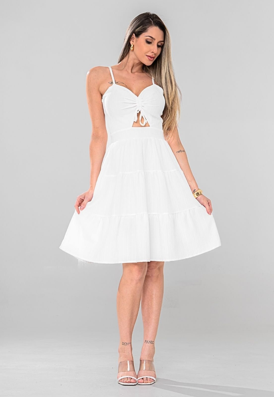 Imagem principal Vestido Floral Curto Decote Frontal Duna Premium White Tendencia Com Babado Com Alça Com Regulador Costas Nuas Branco Docce Mulher branco white