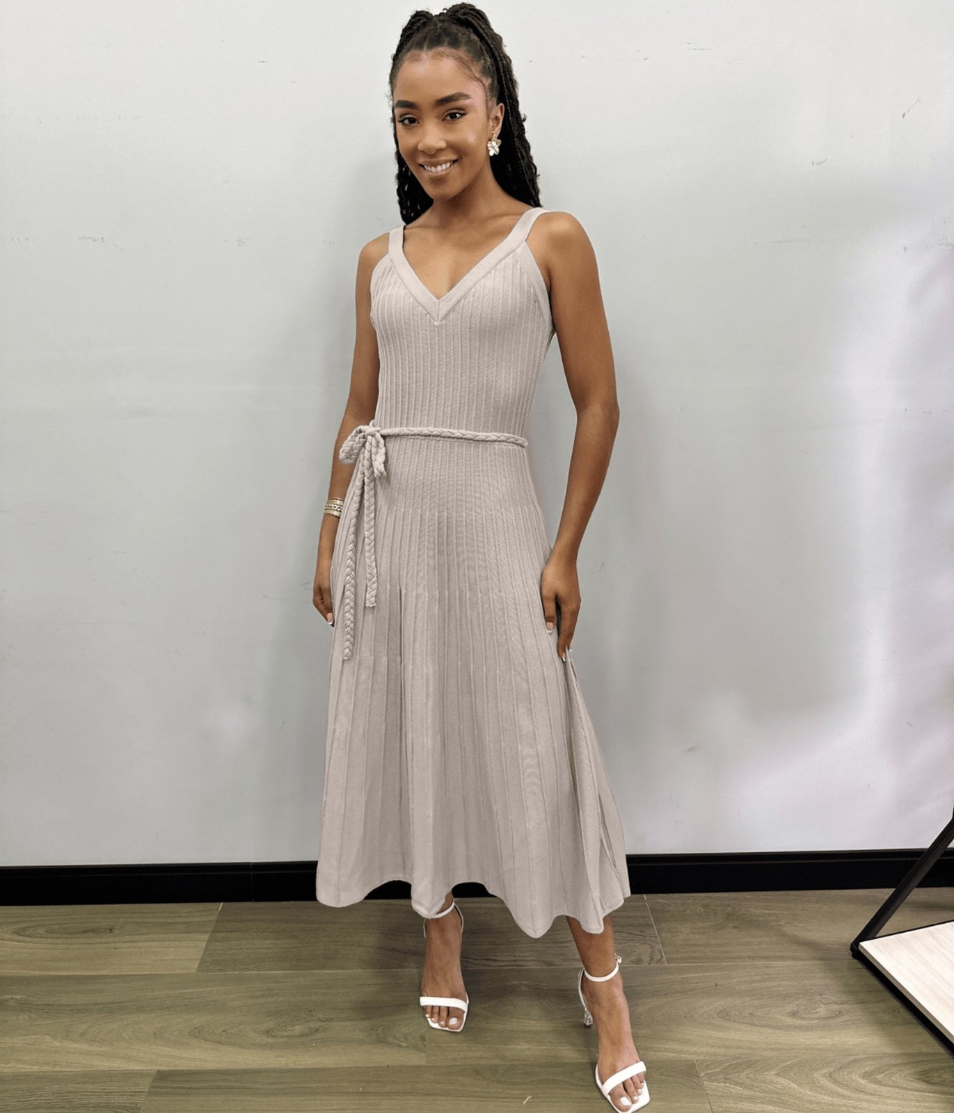 Imagem principal Vestido Cherry Line Midi Alça Decote Tricô Canelado Cinto Trançado Areia Cherry Line bege