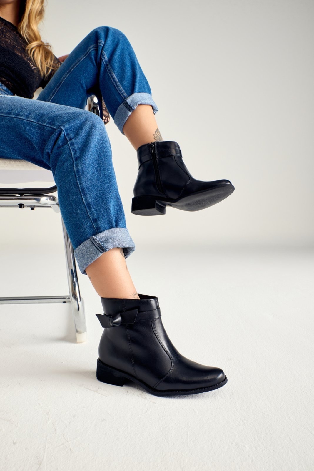 Imagem principal Bota Feminina Casual Nó Em Couro Cano Curto Maria Paula Preta MARIA PAULA preto