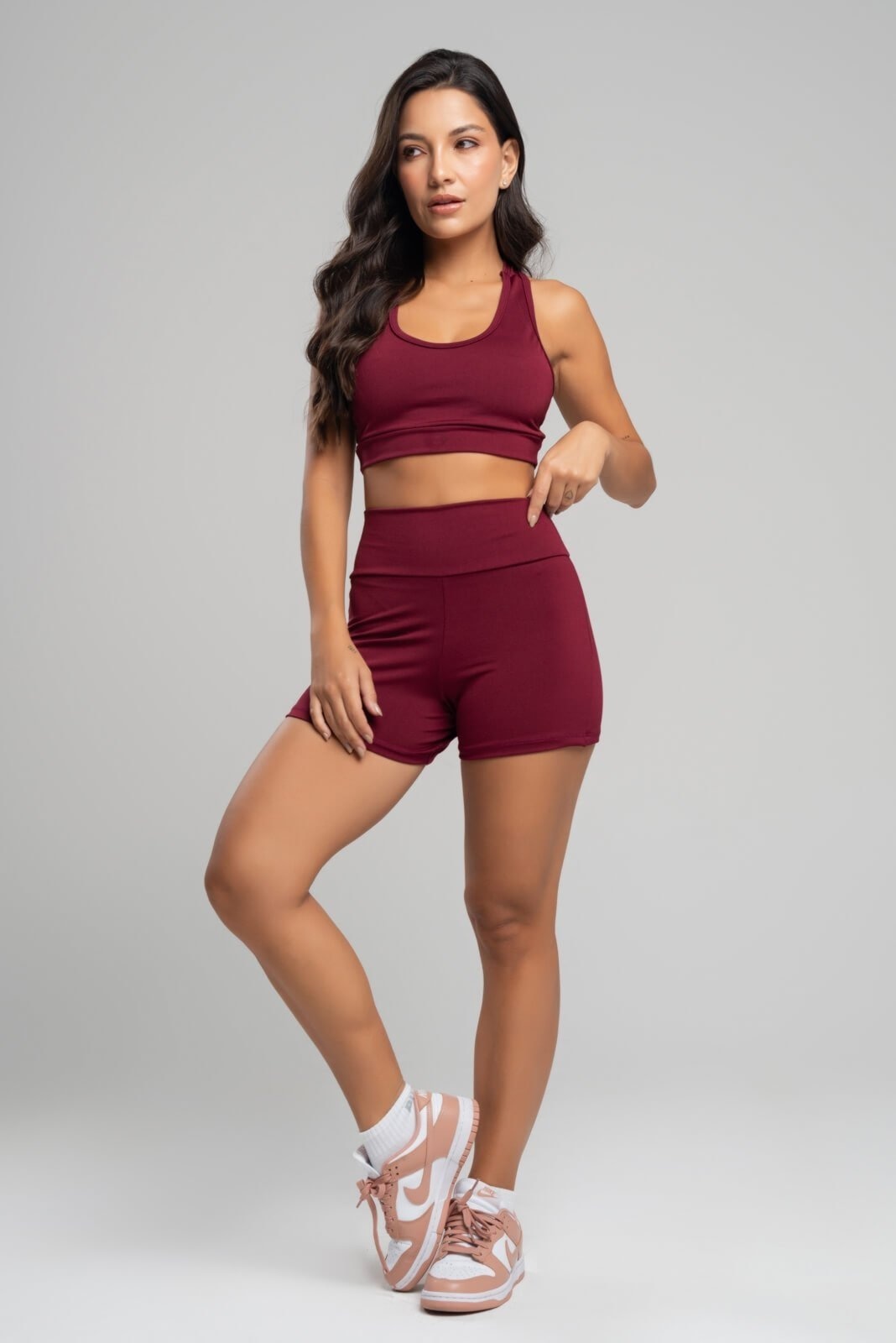 Imagem principal Conjunto Fitness Vicbela Short Curto + Top Nadador Suplex Feminino Moda Fitness Academia de Treino Vicbela bordô/vermelho/vinho